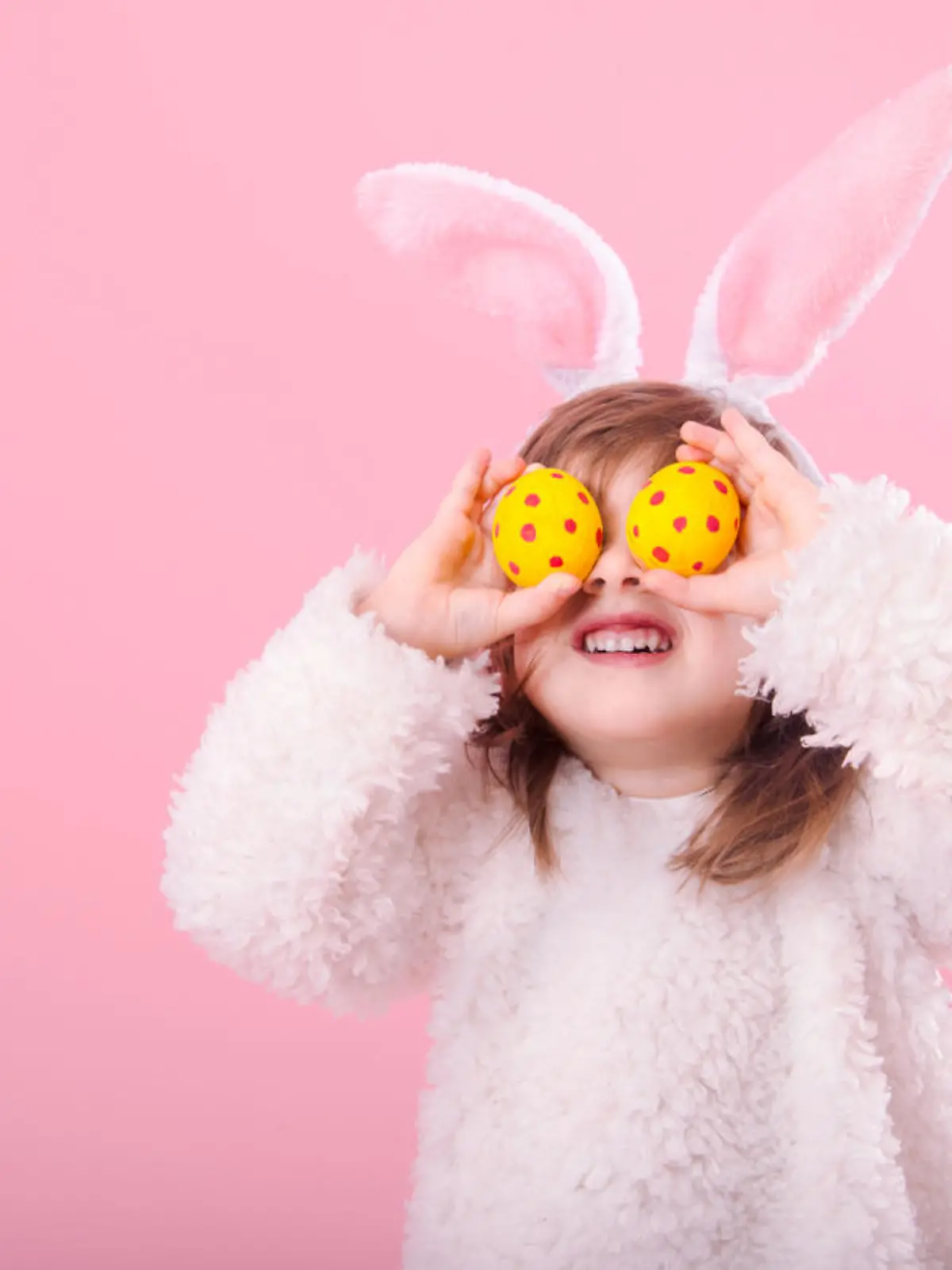 Kind freut sich auf Ostern