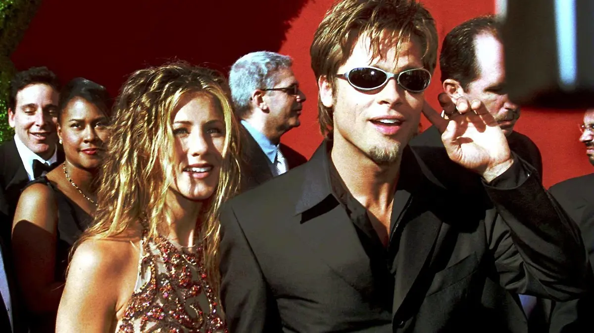 Bildnummer: 51764665 Datum: 12.09.1999 Copyright: imago/UPI Photo
Schauspielerin Jennifer Aniston (USA) und Freund Brad Pitt (USA/Schauspieler) anlässlich der 51st Annual Emmy Awards 1999 in Los Angeles - PUBLICATIONxINxGERxSUIxAUTxHUNxONLY, Personen , optimistisch; 1999, L.A., LA, Los Angeles, Hollywood, 51., Pressetermin, Award, Paar, Freundin, Mann, Frau, Partner, Partnerin, Lebensgefährte, Lebensgefährtin, Gestik, lächelt; , hoch, Kbdig, Gruppenbild, close, Film, Kunst, Vereinigte Staaten von Amerika, Randbild, People