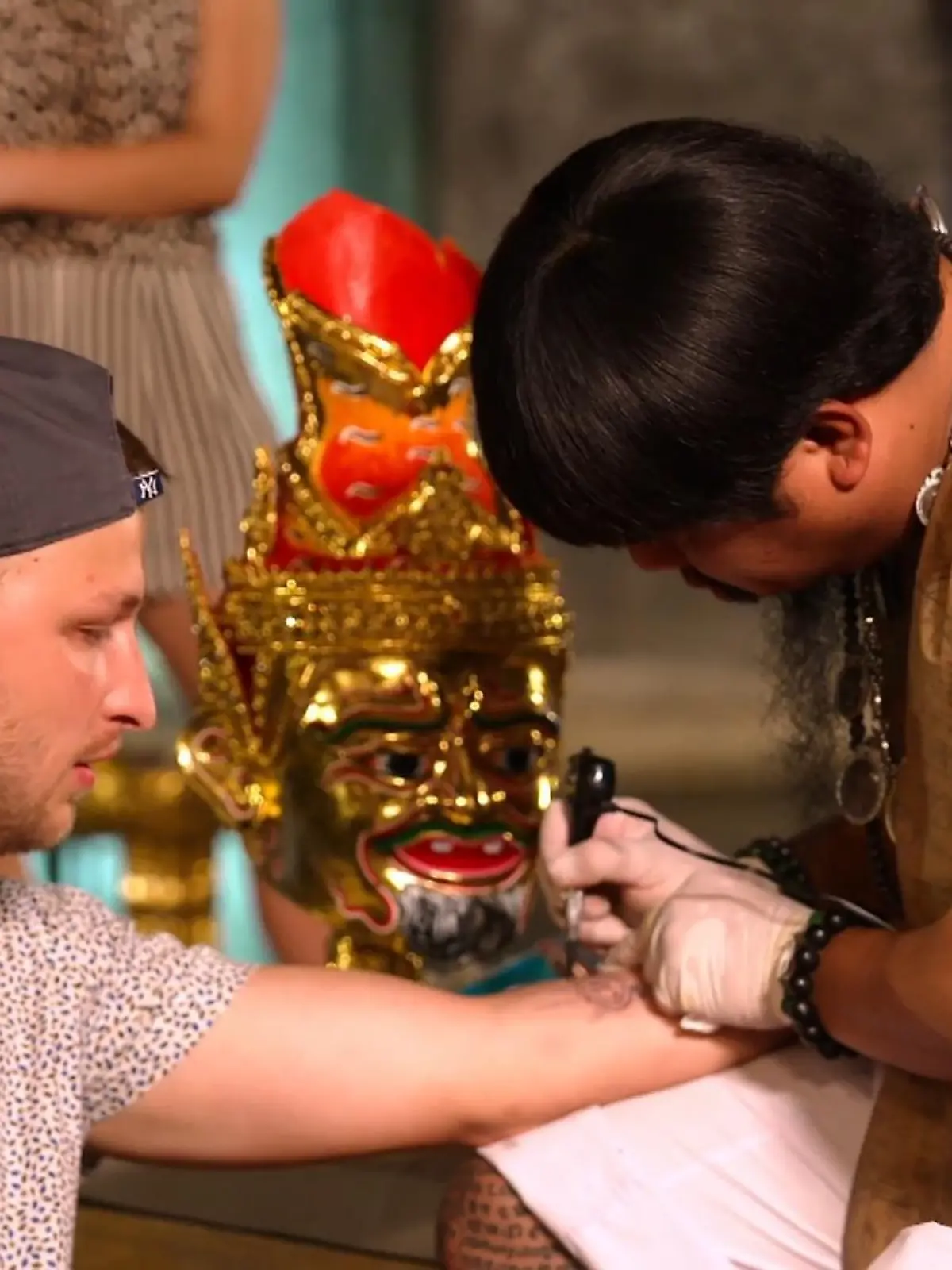 DSDS-Kandidat David hat in Thailand beim „Deutschland sucht den Superstar“-Auslandsrecall zum ersten Mal in seinem Leben das Gefühl, dass er das Richtige tut. Bisher verlief sein Leben nicht immer rund und so kommt es beim Tätowierer zu einem sehr emotionalen Geständnis
