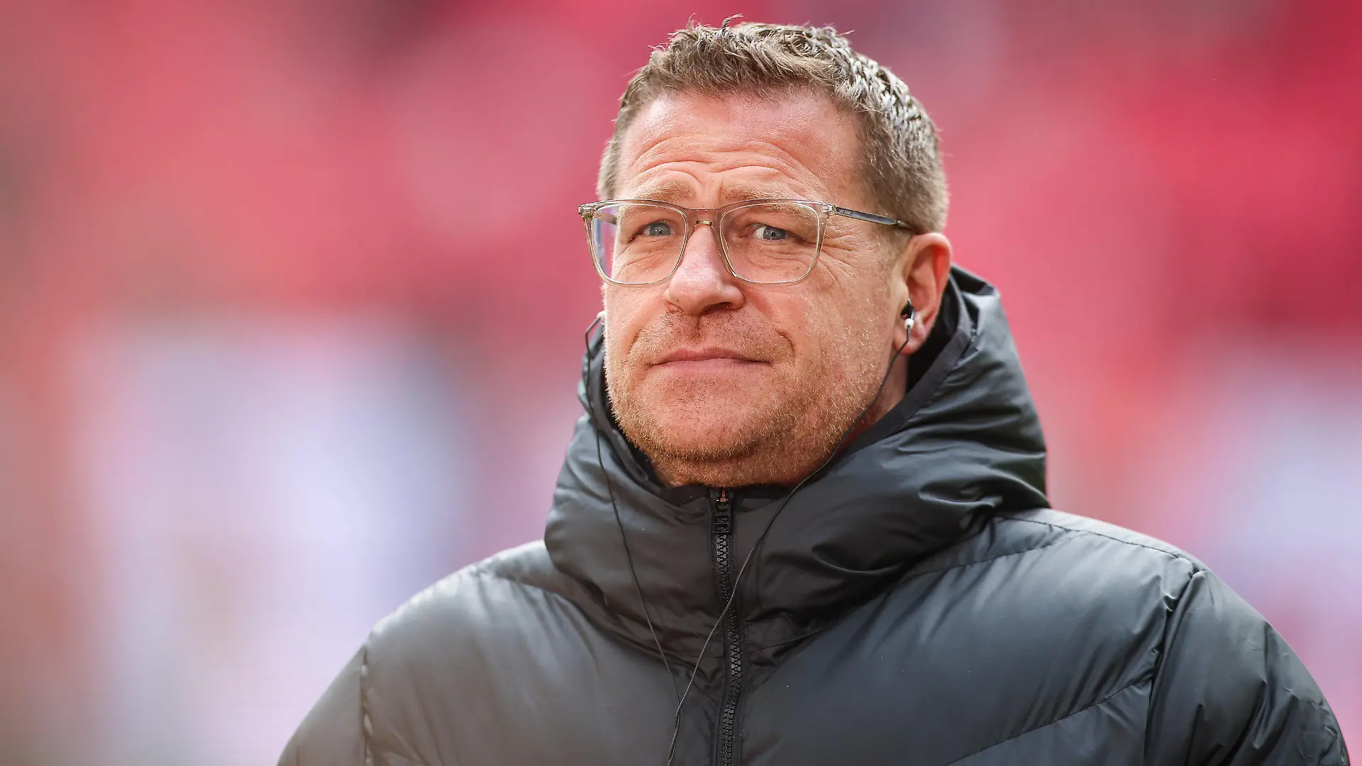 ARCHIV - 11.03.2023, Sachsen, Leipzig: Fußball: Bundesliga, 24. Spieltag, RB Leipzig - Borussia Mönchengladbach in der Red-Bull-Arena. Max Eberl, Leipzigs Sportdirektor, steht vor dem Spiel ins Stadion während Gladbachs Fans Schmähgesänge gegen ihn anstimmen. (zu dpa: «Leipzigs Sportchef Eberl nach 0:7: «Ein bisschen das Gesicht verloren»») Foto: Jan Woitas/dpa - WICHTIGER HINWEIS: Gemäß den Vorgaben der DFL Deutsche Fußball Liga bzw. des DFB Deutscher Fußball-Bund ist es untersagt, in dem Stadion und/oder vom Spiel angefertigte Fotoaufnahmen in Form von Sequenzbildern und/oder videoähnlichen Fotostrecken zu verwerten bzw. verwerten zu lassen. +++ dpa-Bildfunk +++