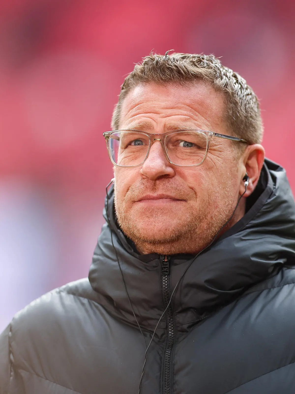 ARCHIV - 11.03.2023, Sachsen, Leipzig: Fußball: Bundesliga, 24. Spieltag, RB Leipzig - Borussia Mönchengladbach in der Red-Bull-Arena. Max Eberl, Leipzigs Sportdirektor, steht vor dem Spiel ins Stadion während Gladbachs Fans Schmähgesänge gegen ihn anstimmen.  (zu dpa: «Leipzigs Sportchef Eberl nach 0:7: «Ein bisschen das Gesicht verloren»») Foto: Jan Woitas/dpa - WICHTIGER HINWEIS: Gemäß den Vorgaben der DFL Deutsche Fußball Liga bzw. des DFB Deutscher Fußball-Bund ist es untersagt, in dem Stadion und/oder vom Spiel angefertigte Fotoaufnahmen in Form von Sequenzbildern und/oder videoähnlichen Fotostrecken zu verwerten bzw. verwerten zu lassen. +++ dpa-Bildfunk +++