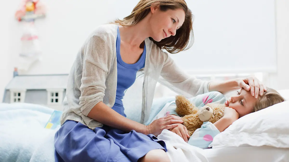 Mutter pflegt ihr krankes Kind