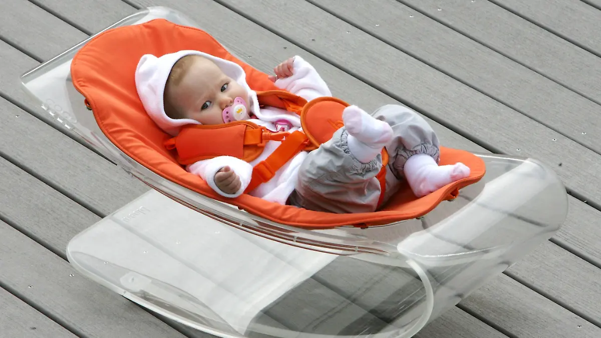 Baby in der Babywippe