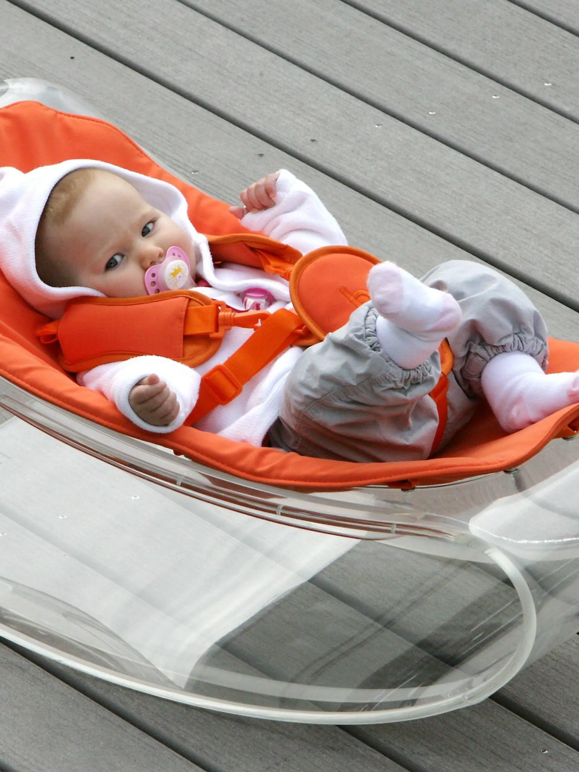 Baby in der Babywippe