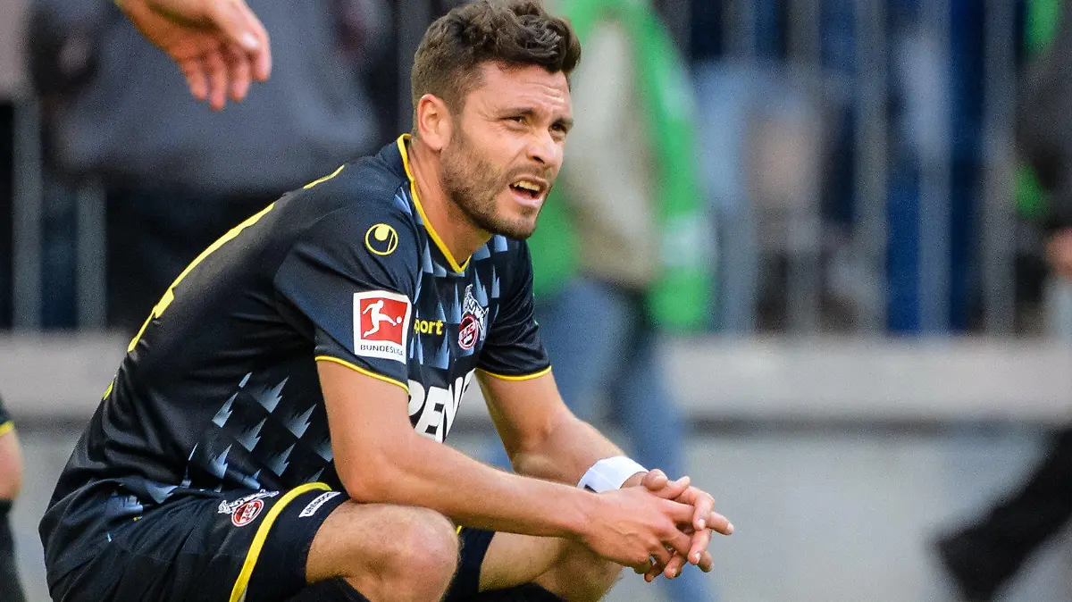 21.09.2019, Bayern, München: Fußball: Bundesliga, Bayern München - 1. FC Köln, 5. Spieltag in der Allianz Arena. Jonas Hector von Köln kniet nach Spielende auf dem Rasen. Foto: Matthias Balk/dpa - WICHTIGER HINWEIS: Gemäß den Vorgaben der DFL Deutsche Fußball Liga bzw. des DFB Deutscher Fußball-Bund ist es untersagt, in dem Stadion und/oder vom Spiel angefertigte Fotoaufnahmen in Form von Sequenzbildern und/oder videoähnlichen Fotostrecken zu verwerten bzw. verwerten zu lassen. +++ dpa-Bildfunk +++