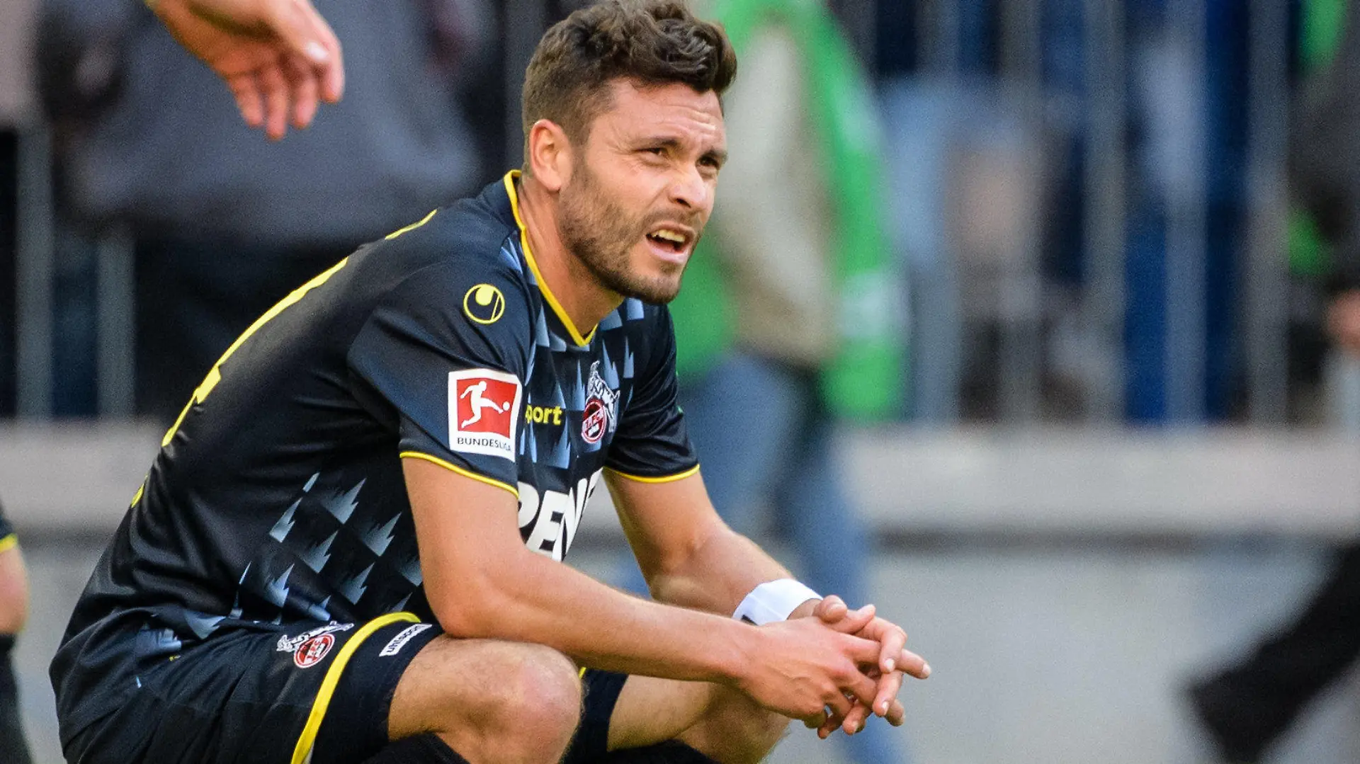 21.09.2019, Bayern, München: Fußball: Bundesliga, Bayern München - 1. FC Köln, 5. Spieltag in der Allianz Arena. Jonas Hector von Köln kniet nach Spielende auf dem Rasen. Foto: Matthias Balk/dpa - WICHTIGER HINWEIS: Gemäß den Vorgaben der DFL Deutsche Fußball Liga bzw. des DFB Deutscher Fußball-Bund ist es untersagt, in dem Stadion und/oder vom Spiel angefertigte Fotoaufnahmen in Form von Sequenzbildern und/oder videoähnlichen Fotostrecken zu verwerten bzw. verwerten zu lassen. +++ dpa-Bildfunk +++