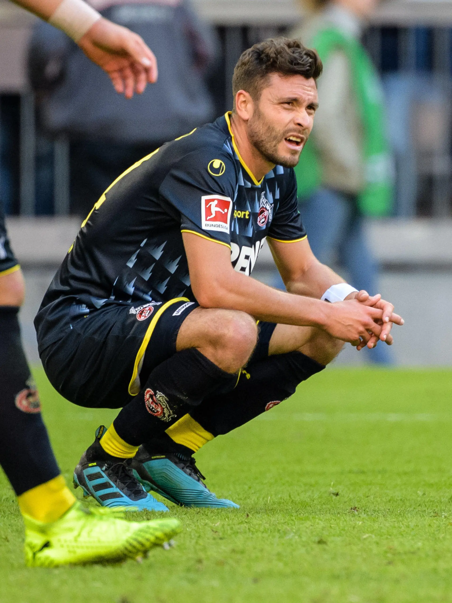 21.09.2019, Bayern, München: Fußball: Bundesliga, Bayern München - 1. FC Köln, 5. Spieltag in der Allianz Arena. Jonas Hector von Köln kniet nach Spielende auf dem Rasen. Foto: Matthias Balk/dpa - WICHTIGER HINWEIS: Gemäß den Vorgaben der DFL Deutsche Fußball Liga bzw. des DFB Deutscher Fußball-Bund ist es untersagt, in dem Stadion und/oder vom Spiel angefertigte Fotoaufnahmen in Form von Sequenzbildern und/oder videoähnlichen Fotostrecken zu verwerten bzw. verwerten zu lassen. +++ dpa-Bildfunk +++