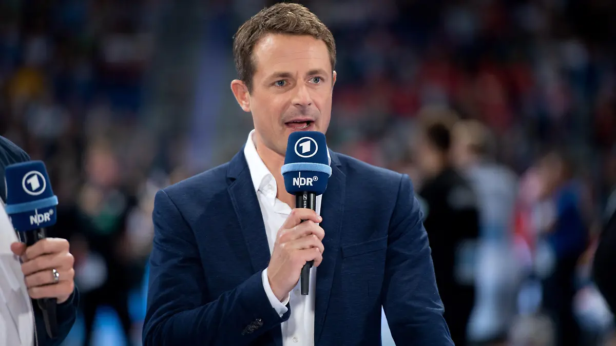 Hannover, Deutschland 26.10.2019: Tag des Handballs 2019 - Länderspiel - Deutschland vs. Kroatien ARD-Moderator Alexander Bommes Hannover Niedersachsen Deutschland TUI Arena *** Hanover, Germany 26 10 2019 Day of Handball 2019 International match Germany vs Croatia ARD presenter Alexander Bommes Hanover Lower Saxony Germany TUI Arena 