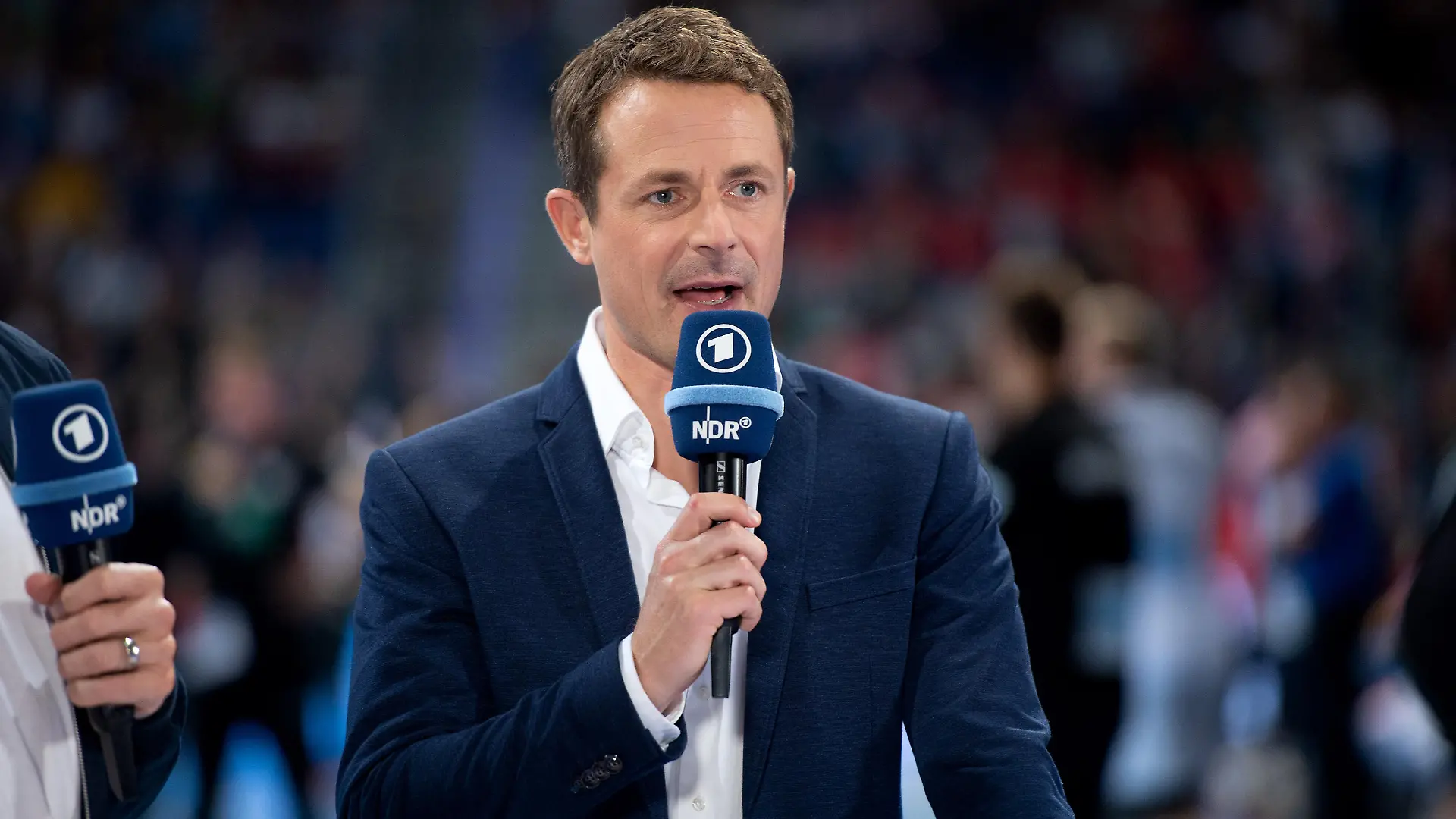 Hannover, Deutschland 26.10.2019: Tag des Handballs 2019 - Länderspiel - Deutschland vs. Kroatien ARD-Moderator Alexander Bommes Hannover Niedersachsen Deutschland TUI Arena *** Hanover, Germany 26 10 2019 Day of Handball 2019 International match Germany vs Croatia ARD presenter Alexander Bommes Hanover Lower Saxony Germany TUI Arena 