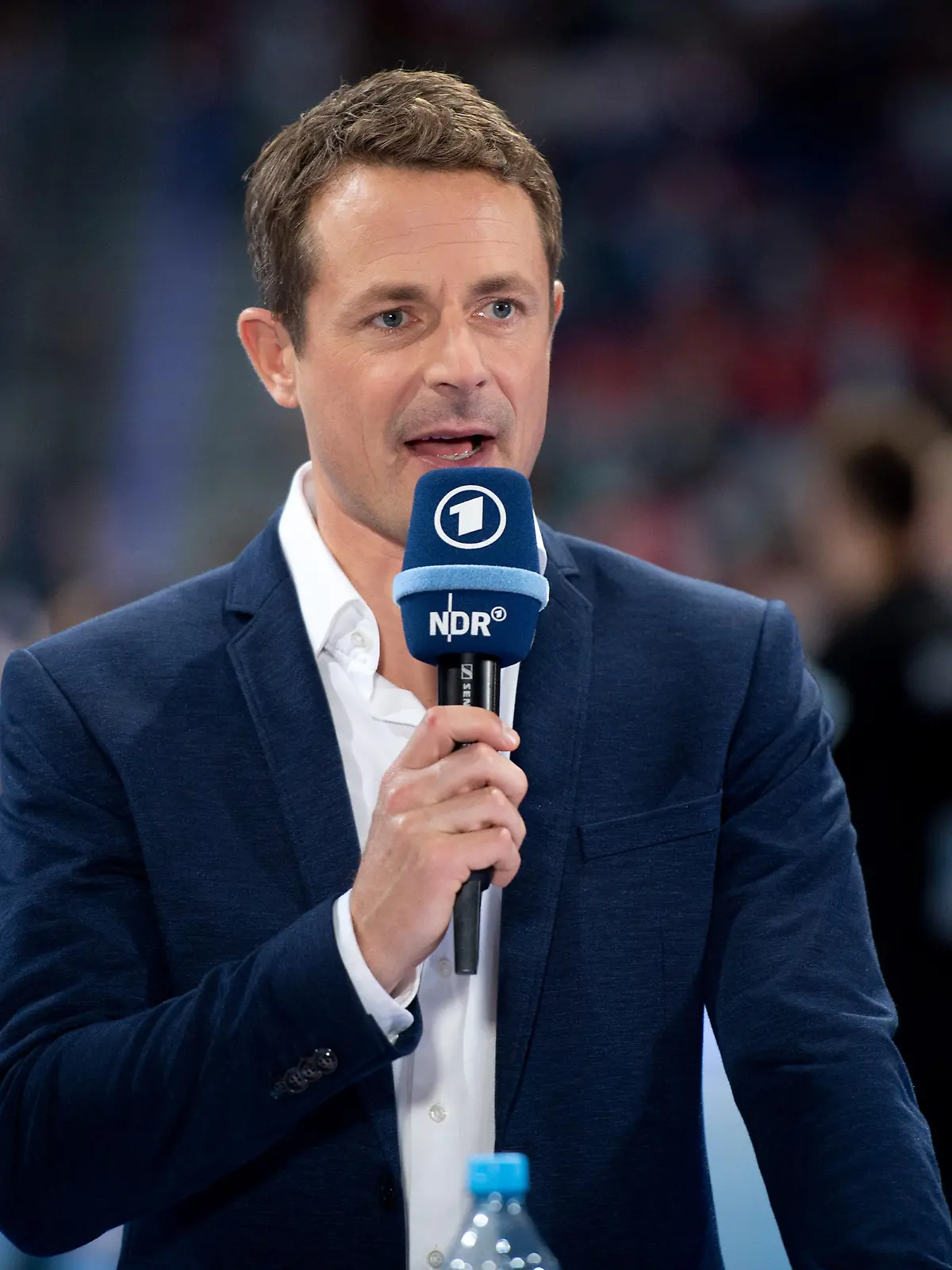 Hannover, Deutschland 26.10.2019: Tag des Handballs 2019 - Länderspiel - Deutschland vs. Kroatien ARD-Moderator Alexander Bommes Hannover Niedersachsen Deutschland TUI Arena *** Hanover, Germany 26 10 2019 Day of Handball 2019 International match Germany vs Croatia ARD presenter Alexander Bommes Hanover Lower Saxony Germany TUI Arena 