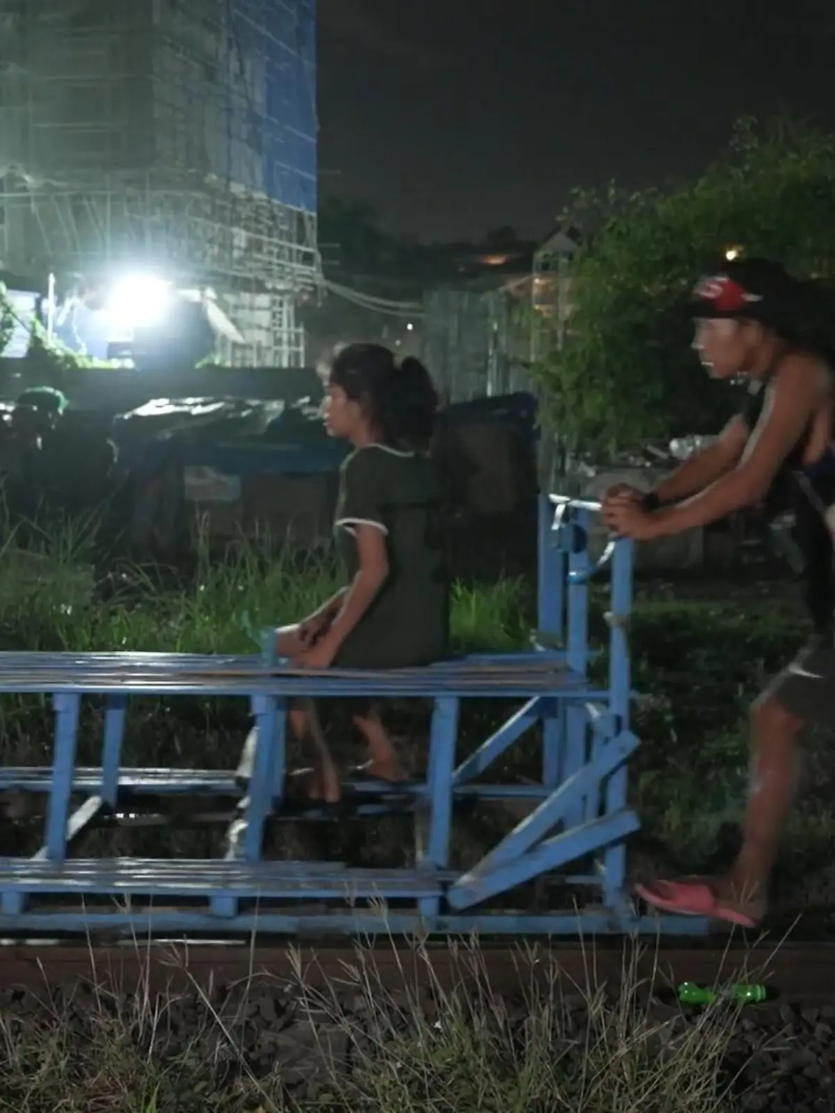 Wir sind auf den Pihilippinen, in der Hauptstadt Manila. Hier wohnen Ejimon Montiadora (17) und Angela Mercado (18). Das junge Ehepaar riskiert täglich sein Leben. Denn: Sie sind sogenannte Trolley-Boys.
