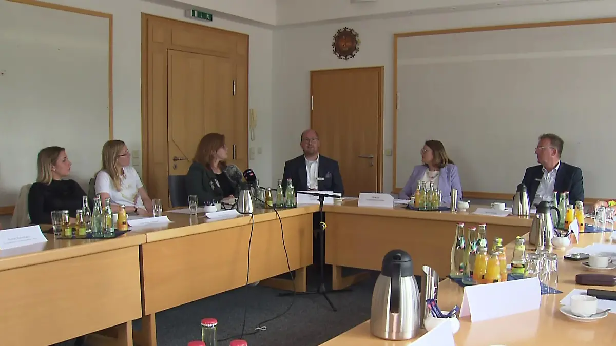 Bei einer Pressekonferenz informieren die Bürgermeisterin, Polizei und Jugendhilfe, wie es in Harsefeld weitergehen soll.
