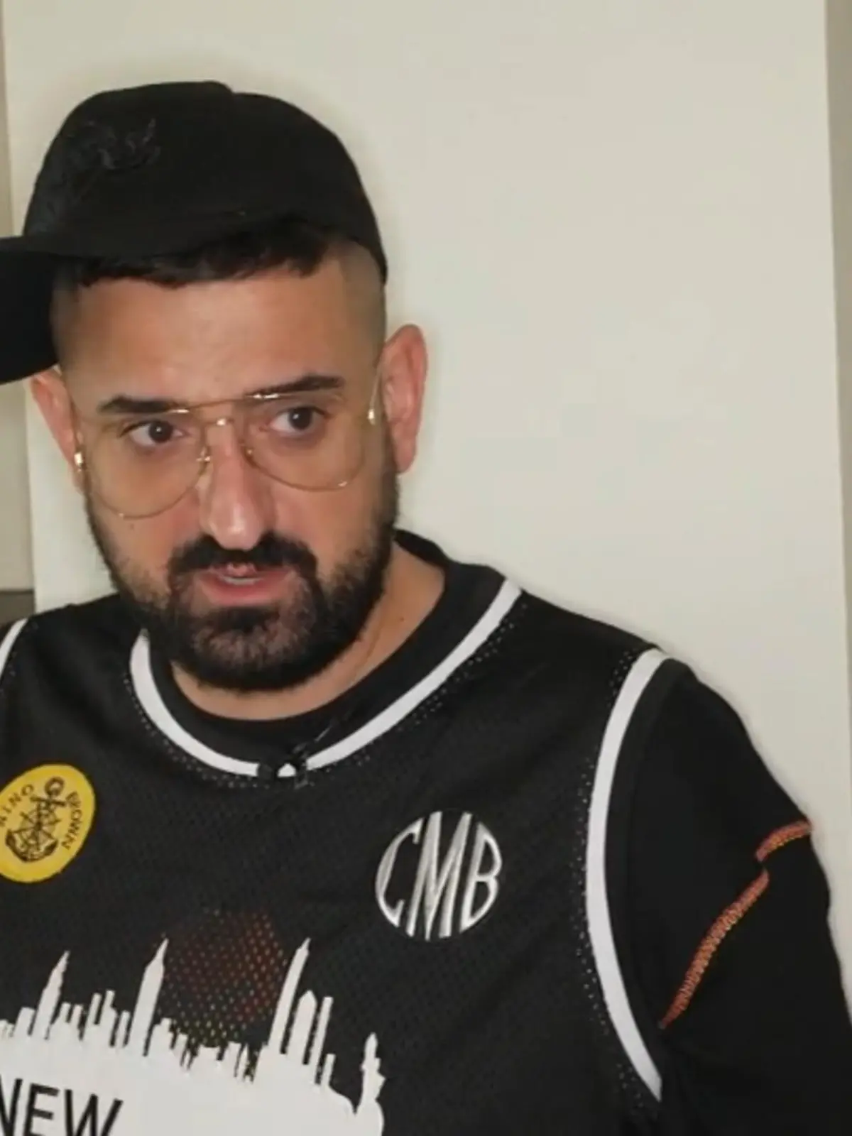 Lachgas ist eine gefährliche Droge, die zurzeit bei vielen Jugendlichen populär ist. Jetzt warnt der Offenbacher Rapper Haftbefehl vor diesem Suchtmittel. Er selbst habe teilweise „50 Flaschen“ davon am Tag konsumiert. Was das mit seinem Körper angestellt hat, verraten er und seine Ehefrau Nina uns im Detox-Urlaub in Dubai.