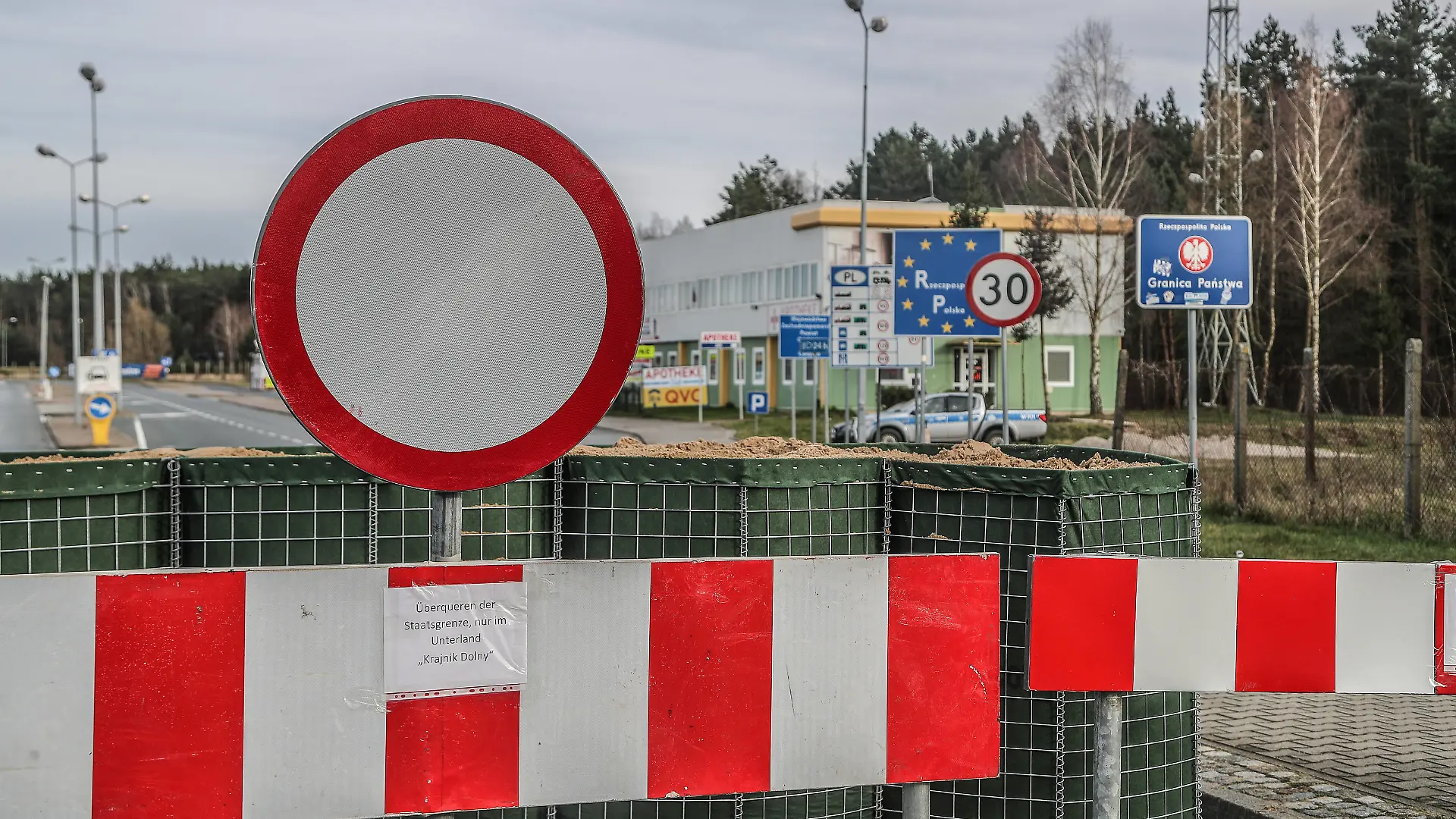  Grenzschliessung Polen Deutschland 15.03.20, polnisch-deutscher Grenzuebergang Hohenwutzen. Polen hat die Grenzen für Auslaender wegen des Coronavirus geschlossen. Durchfahrt verboten Schild und Schriftzug: Überqueren der Grenze nur im Unterland Krajnik Dolny. Hohenwutzen Deutschland Grenze *** Border closure Poland Germany 15 03 20, Polish German border crossing Hohenwutzen Poland has closed the borders for foreigners because of the coronavirus Transit prohibited Sign and writing Crossing the border only in the lowlands Krajnik Dolny Hohenwutzen Germany border