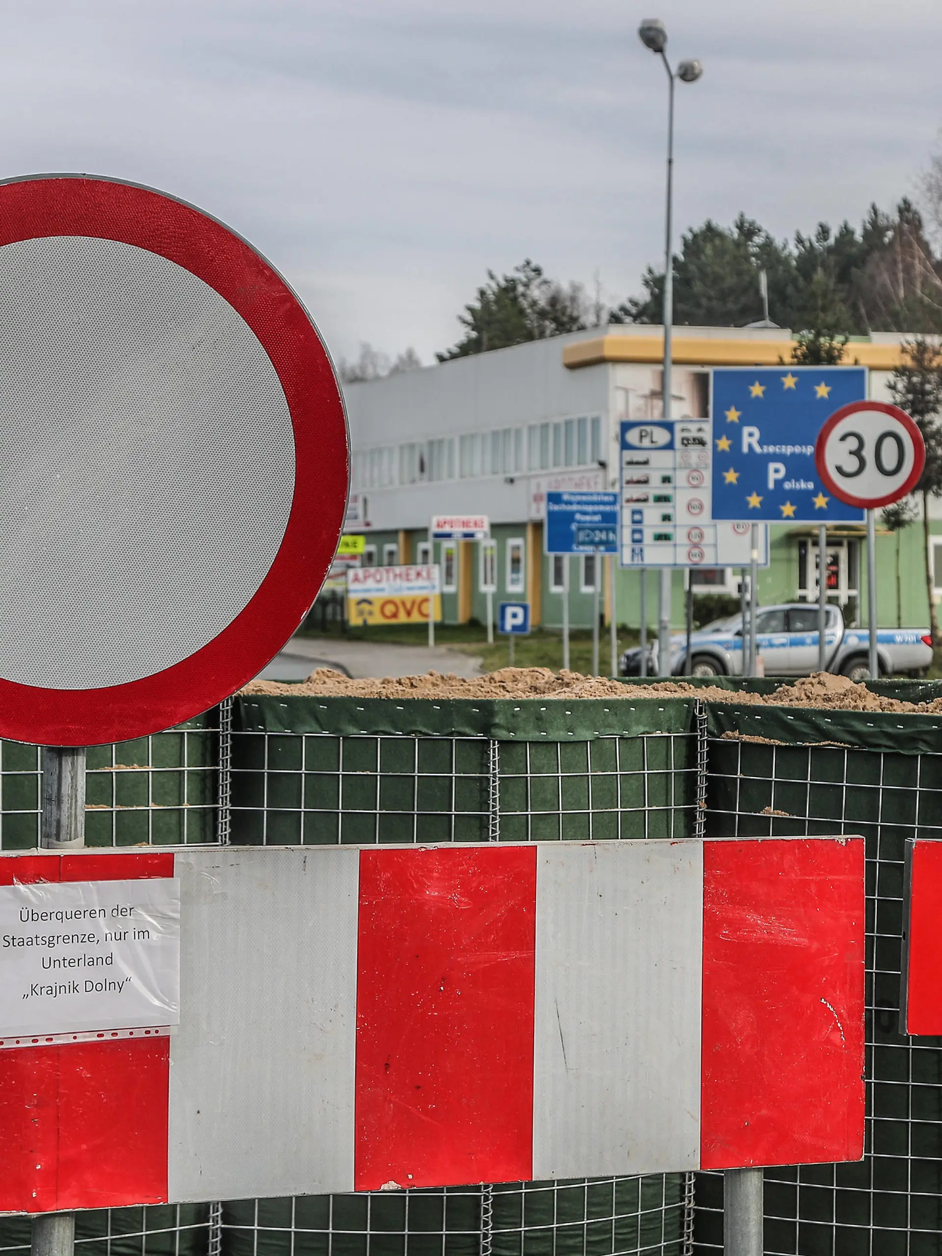  Grenzschliessung Polen Deutschland 15.03.20, polnisch-deutscher Grenzuebergang Hohenwutzen. Polen hat die Grenzen für Auslaender wegen des Coronavirus geschlossen. Durchfahrt verboten Schild und Schriftzug: Überqueren der Grenze nur im Unterland Krajnik Dolny. Hohenwutzen Deutschland Grenze *** Border closure Poland Germany 15 03 20, Polish German border crossing Hohenwutzen Poland has closed the borders for foreigners because of the coronavirus Transit prohibited Sign and writing Crossing the border only in the lowlands Krajnik Dolny Hohenwutzen Germany border