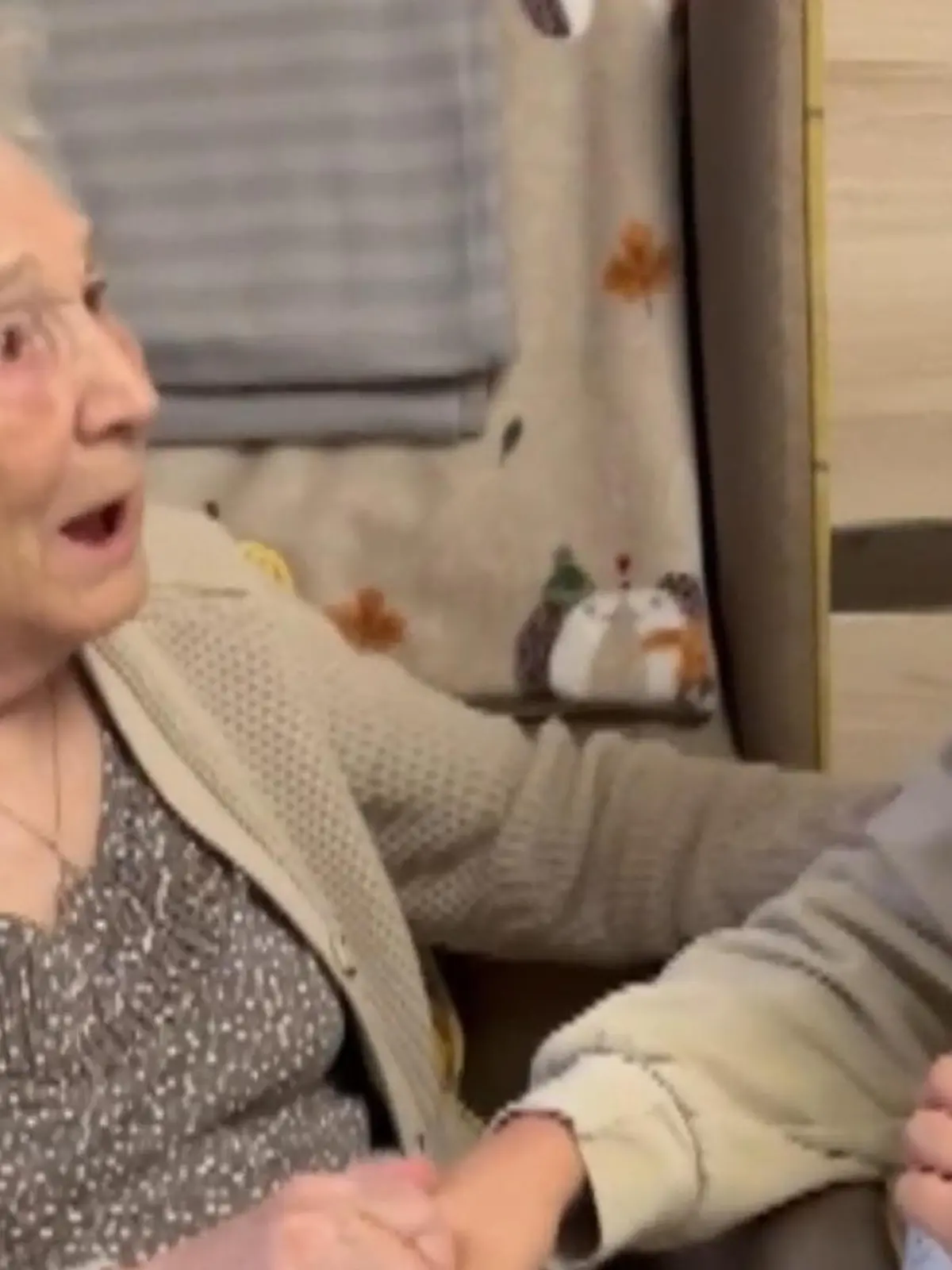 Courtney und Norma sind wie Enkelin und Oma! Jetzt bekam die 21-jährige Pflegerin Entwarnung von ihren Ärzten: Ihr Krebs ist verschwunden! Sofort erzählt sie der Seniorin Norma davon, die so schön herzerwärmend auf die Diagnose reagiert. "Für mich ist sie wie eine zweite Großmutter", verrät Courtney.