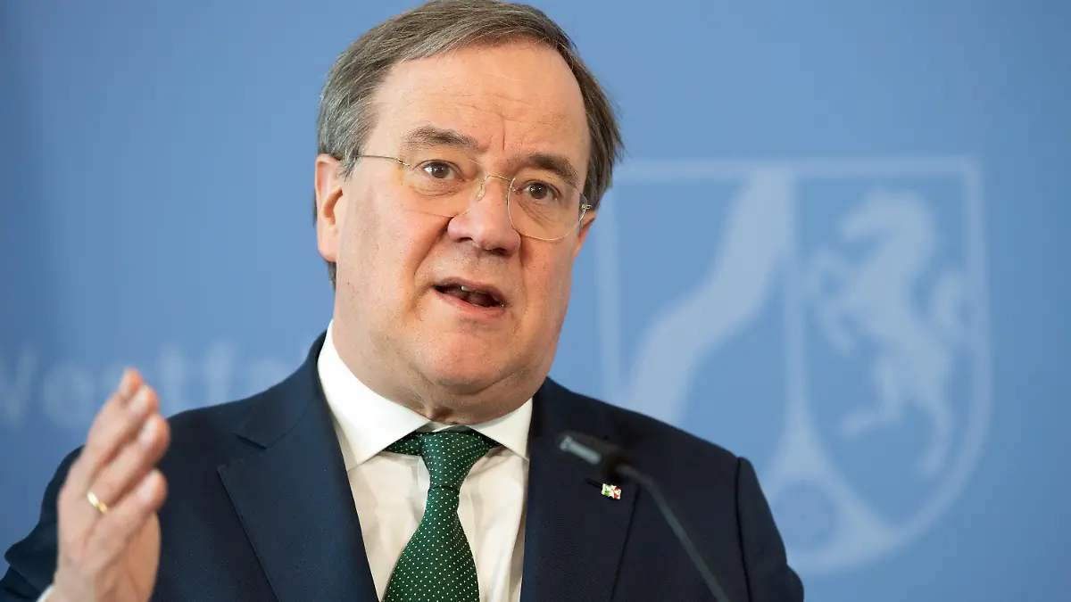 ARCHIV - 17.03.2020, Nordrhein-Westfalen, Düsseldorf: Armin Laschet (CDU), Ministerpräsident von Nordrhein-Westfalen, beantwortet die Fragen von Journalisten. Wie geht es in der Corona-Krise in Nordrhein-Westfalen weiter? Am Sonntag kommen die Minister der Landesregierung zusammen. (zu dpa "Corona-Krise: NRW-Kabinett trifft sich am Sonntag") Foto: Federico Gambarini/dpa +++ dpa-Bildfunk +++