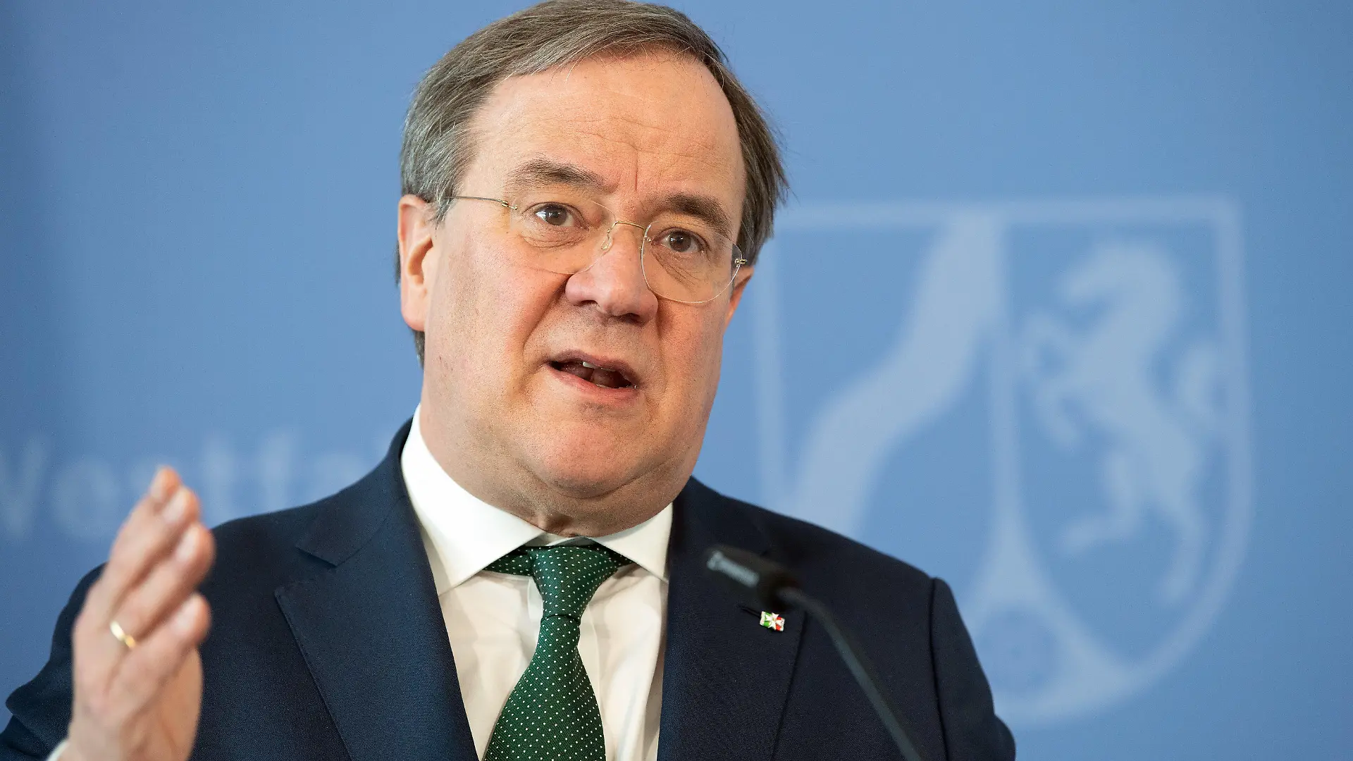 ARCHIV - 17.03.2020, Nordrhein-Westfalen, Düsseldorf: Armin Laschet (CDU), Ministerpräsident von Nordrhein-Westfalen, beantwortet die Fragen von Journalisten. Wie geht es in der Corona-Krise in Nordrhein-Westfalen weiter? Am Sonntag kommen die Minister der Landesregierung zusammen. (zu dpa "Corona-Krise: NRW-Kabinett trifft sich am Sonntag") Foto: Federico Gambarini/dpa +++ dpa-Bildfunk +++