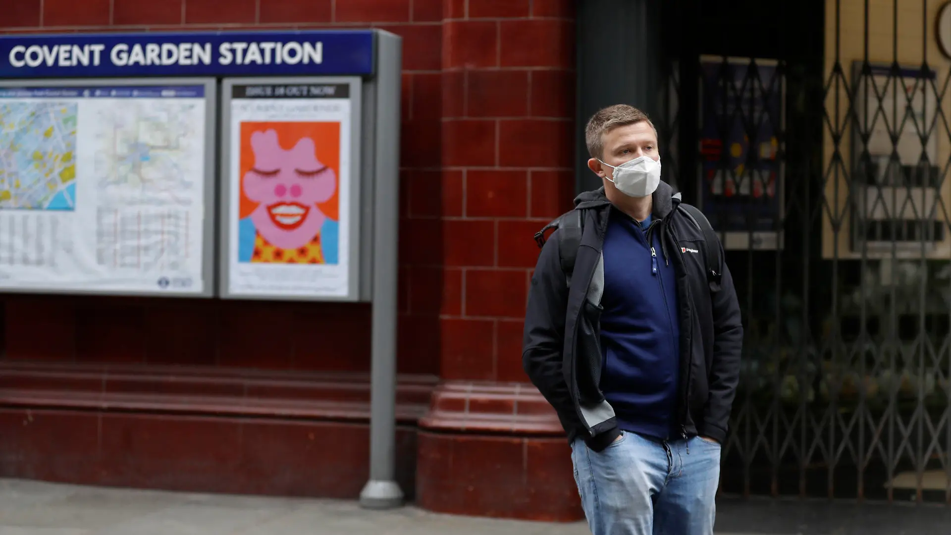 19.03.2020, Großbritannien, London: Ein Mann läuft an der geschlossenen U-Bahn-Station Covent Garden vorbei. Teile der Londoner U-Bahn sind seit Donnerstag wegen der Corona-Pandemie stillgelegt. Foto: Kirsty Wigglesworth/AP/dpa +++ dpa-Bildfunk +++