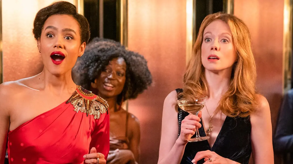Nathalie Emmanuel, 2.v.l.) als Maya in "Vier Hochzeiten und ein Todesfall" - die Serie.
