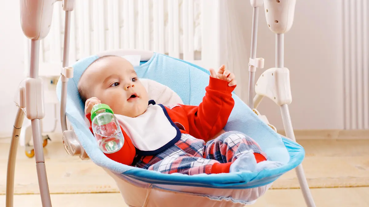 Baby spielt in der Babyschaukel