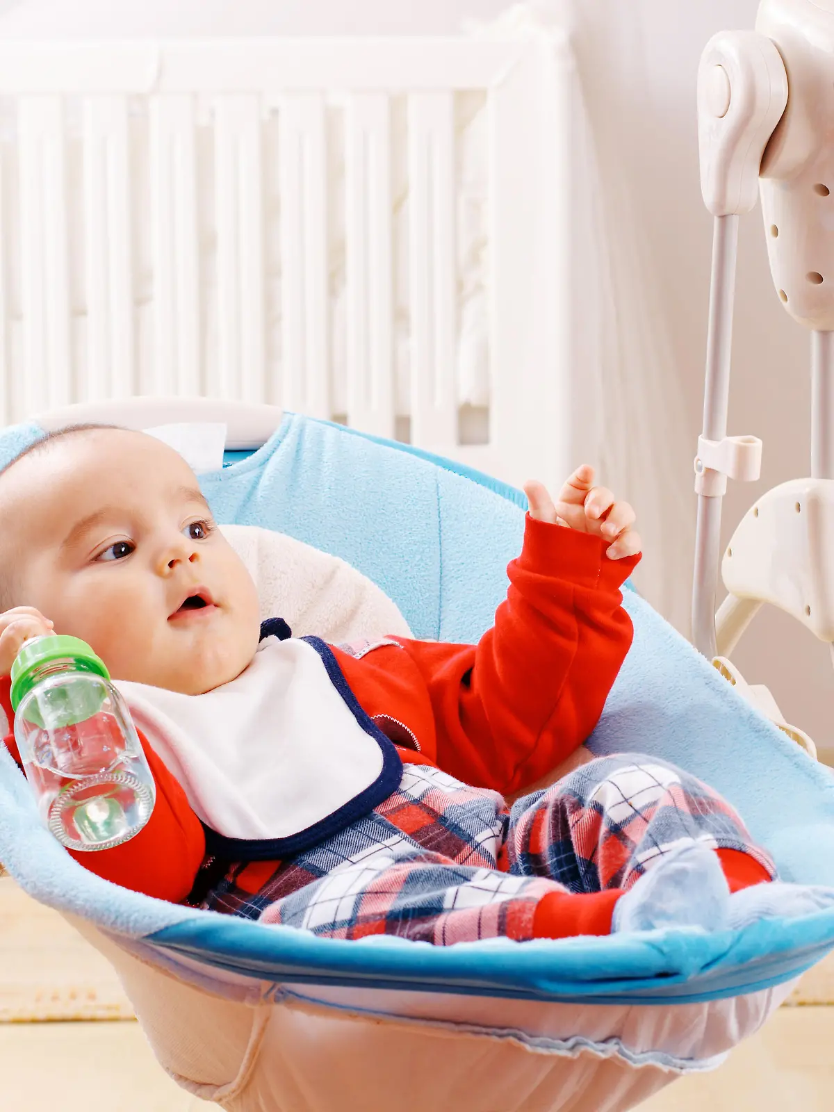Baby spielt in der Babyschaukel