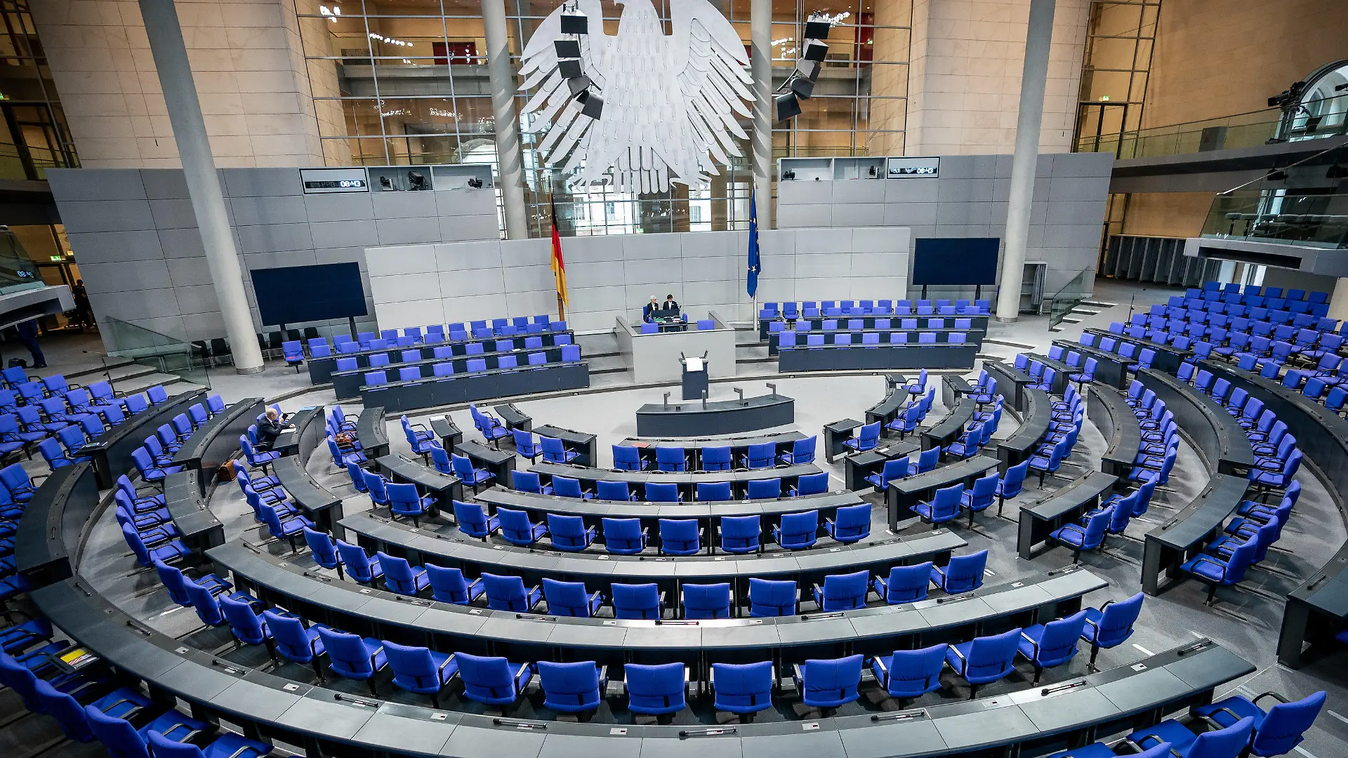 12.03.2020, Berlin: Die leeren Sitzreihen, aufgenommen im Plenum im Bundestag vor Beginn der Sitzung. Auf der Tagesordnung der Sitzung stehen unter anderem die Erste Lesung Gesetzentwurf gegen Rechtsextremismus und Hasskriminalität und die Abstimmung der Verlängerung der Bundeswehreinsätze in Darfur und im Südsudan. Foto: Michael Kappeler/dpa +++ dpa-Bildfunk +++