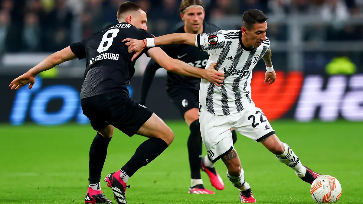 Fußball: Europa League, Juventus Turin - SC Freiburg, Achtelfinale, Hinspiel, Allianz Stadium. Turins Ángel Di Maria (r) wird von Freiburgs Maximilian Eggestein attackiert.