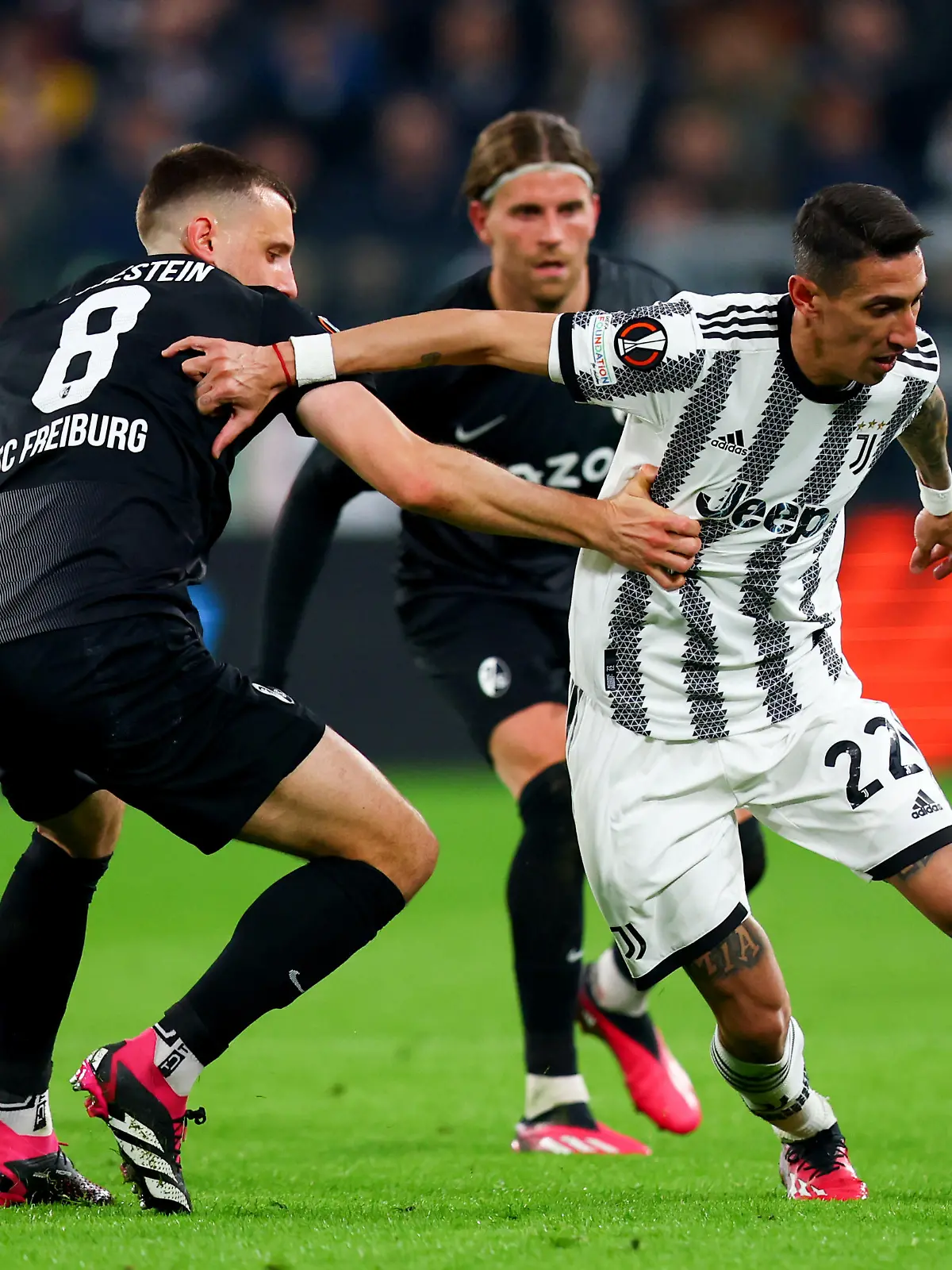 Fußball: Europa League, Juventus Turin - SC Freiburg, Achtelfinale, Hinspiel, Allianz Stadium. Turins Ángel Di Maria (r) wird von Freiburgs Maximilian Eggestein attackiert.