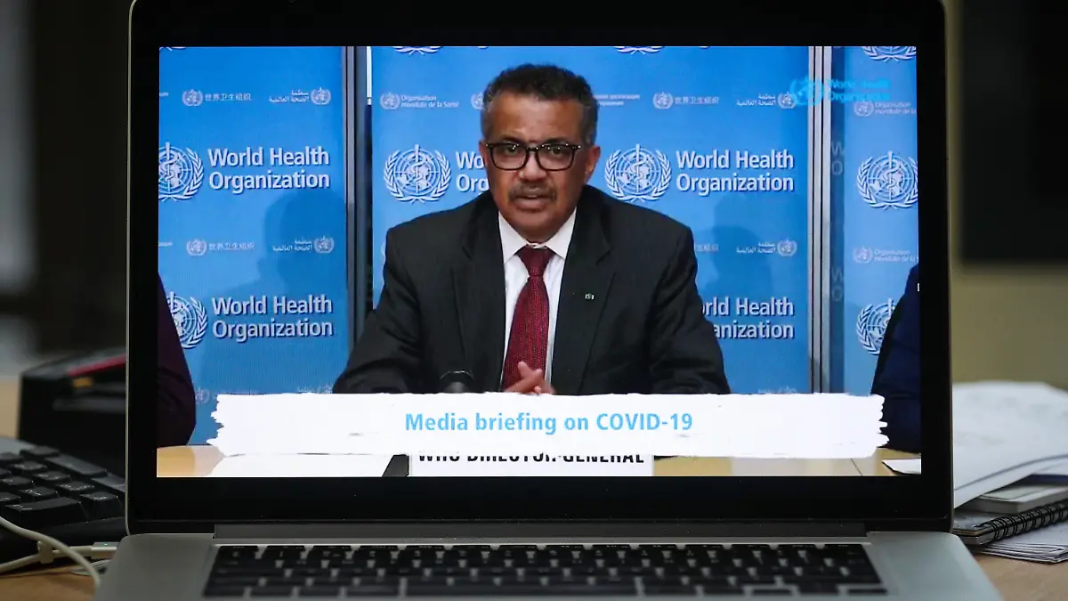 16.03.2020, Belgien, Brüssel: Tedros Adhanom Ghebreyesus, Generaldirektor der Weltgesundheitsorganisation (WHO) ist während einer virtuellen Pressekonferenz in Genf auf ein Laptop zu sehen. Die Weltgesundheitsorganisation (WHO) leitet eine großangelegte Studie zur Wirksamkeit von fünf Medikamenten bei der Behandlung von Coronavirus-Infizierten. Foto: Zheng Huansong/XinHua/dpa +++ dpa-Bildfunk +++