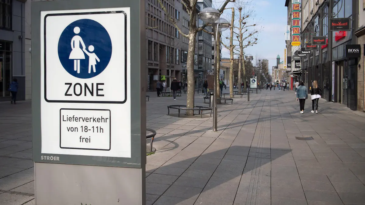 18.03.2020, Baden-Württemberg, Stuttgart: Nur wenige Passanten sind gegen 15:34 Uhr auf der Königstraße, der zentralen Fußgängerzone der Stadt, unterwegs. Die Geschäfte in der Innenstadt haben bis auf Weiteres geschlossen, um die Verbreitung des Coronavirus einzudämmen. Foto: Sebastian Gollnow/dpa +++ dpa-Bildfunk +++