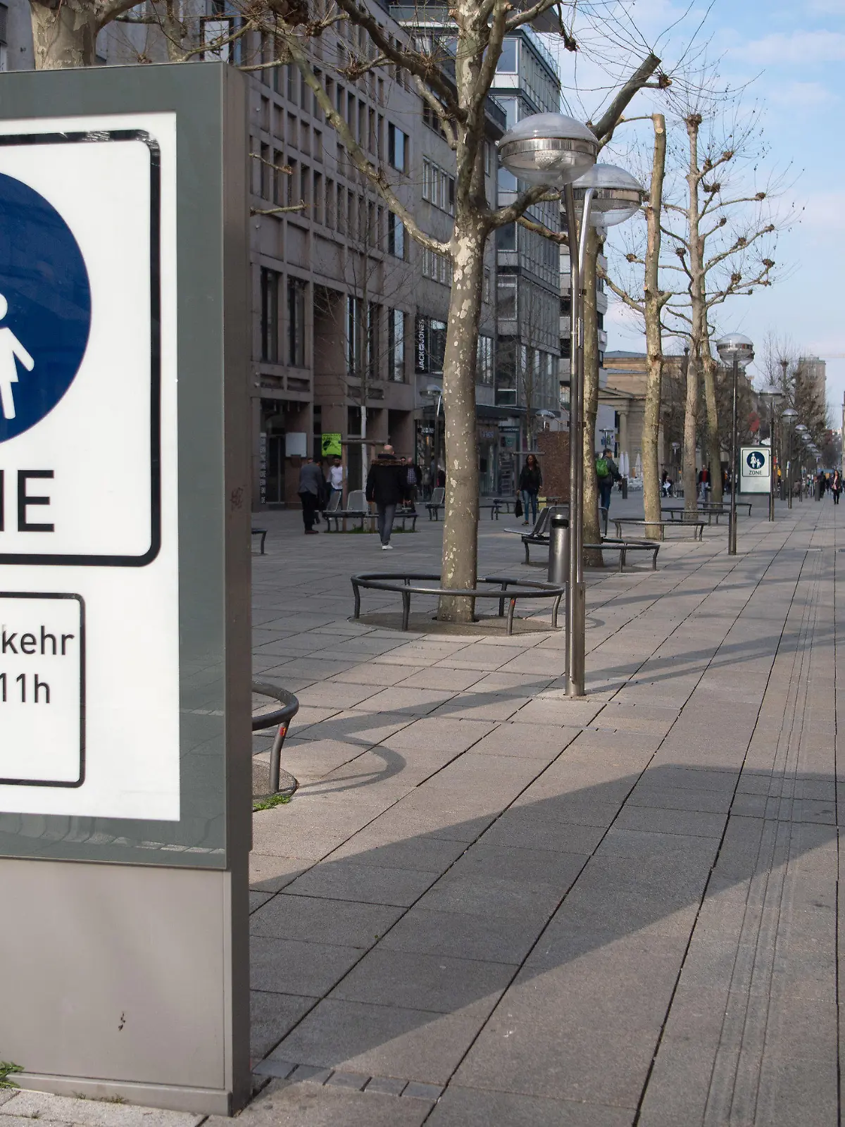 18.03.2020, Baden-Württemberg, Stuttgart: Nur wenige Passanten sind gegen 15:34 Uhr auf der Königstraße, der zentralen Fußgängerzone der Stadt, unterwegs. Die Geschäfte in der Innenstadt haben bis auf Weiteres geschlossen, um die Verbreitung des Coronavirus einzudämmen. Foto: Sebastian Gollnow/dpa +++ dpa-Bildfunk +++