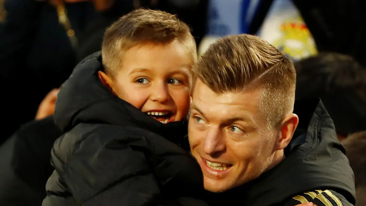 Soccer Football - La Liga Santander - Getafe v Real Madrid - Coliseum Alfonso Perez, Getafe, Spain - January 4, 2020  Real Madrid's Toni Kroos with his son, Leon Kroos, after the match   REUTERS/Stringer