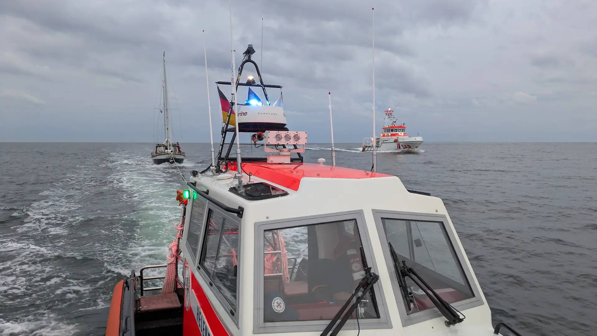 Das Seenotrettungsboot HELENE schleppen die Segelyacht ab.