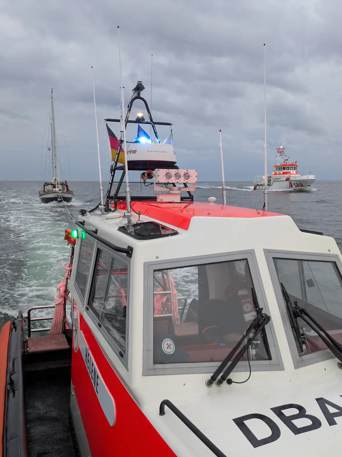 Das Seenotrettungsboot HELENE schleppen die Segelyacht ab. 