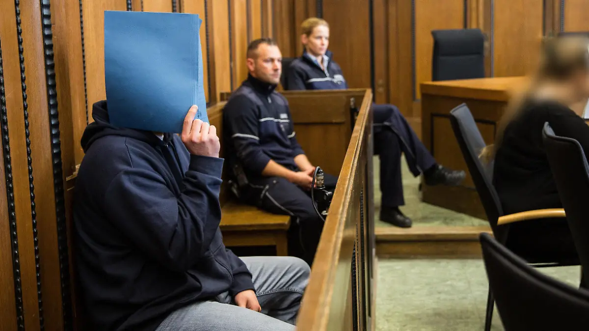 Die Angeklagten Pascale W. (l) und Melanie W. (r) sitzen am 25.05.2016 im Landgericht in Mönchengladbach (Nordrhein-Westfalen) vor dem Prozess. Der Vater soll seinen 19 Tage alten Sohn gequält und ermordet haben. Die Mutter steht wegen Totschlags durch Unterlassen vor Gericht, weil sie nicht eingeschritten sein soll. Foto: Maja Hitij/dpa +++(c) dpa - Bildfunk+++