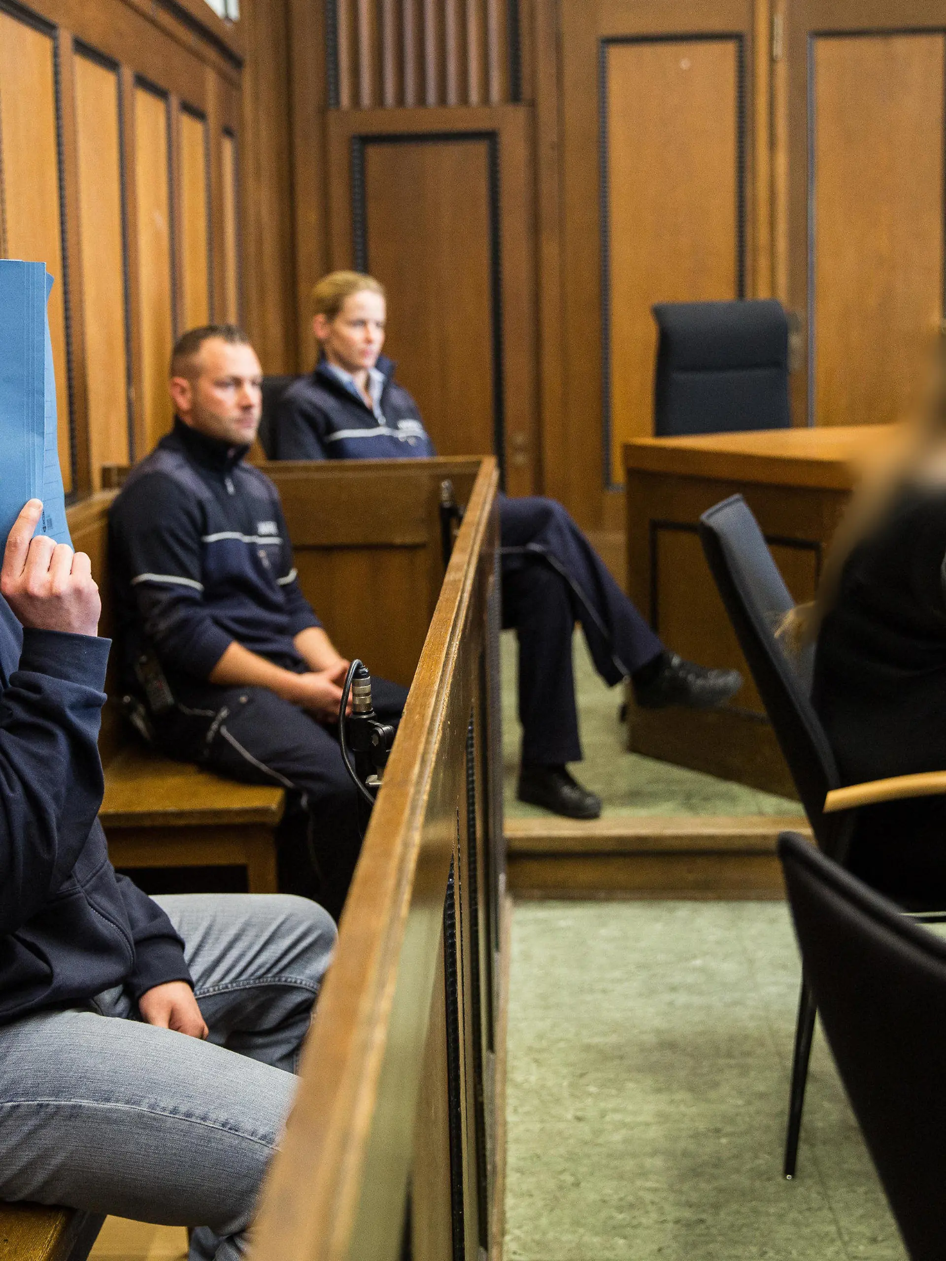 Die Angeklagten Pascale W. (l) und Melanie W. (r) sitzen am 25.05.2016 im Landgericht in Mönchengladbach (Nordrhein-Westfalen) vor dem Prozess. Der Vater soll seinen 19 Tage alten Sohn gequält und ermordet haben. Die Mutter steht wegen Totschlags durch Unterlassen vor Gericht, weil sie nicht eingeschritten sein soll. Foto: Maja Hitij/dpa +++(c) dpa - Bildfunk+++