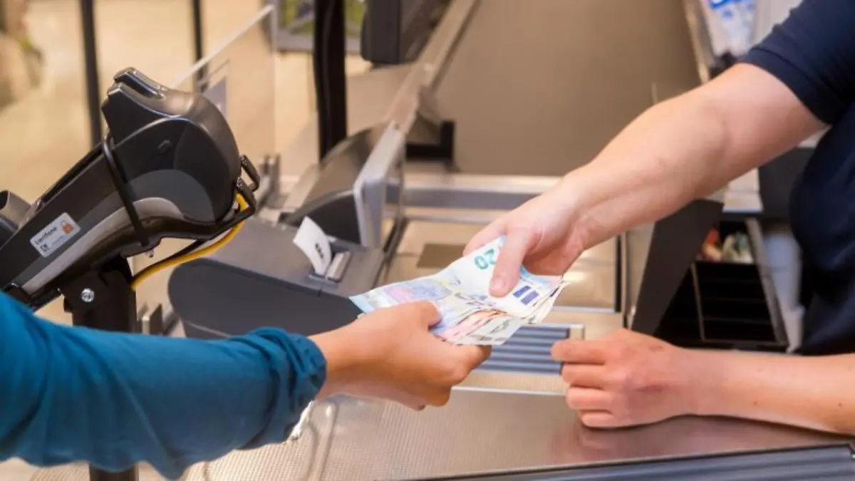 Geldabheben im Supermarkt