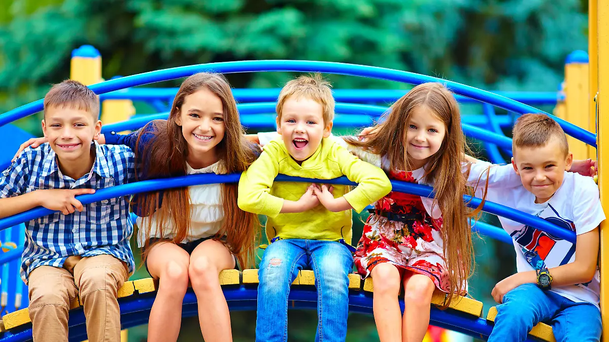 Kinder spielen auf dem Spielplatz