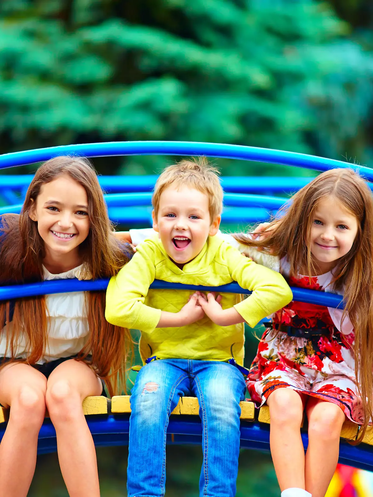 Kinder spielen auf dem Spielplatz