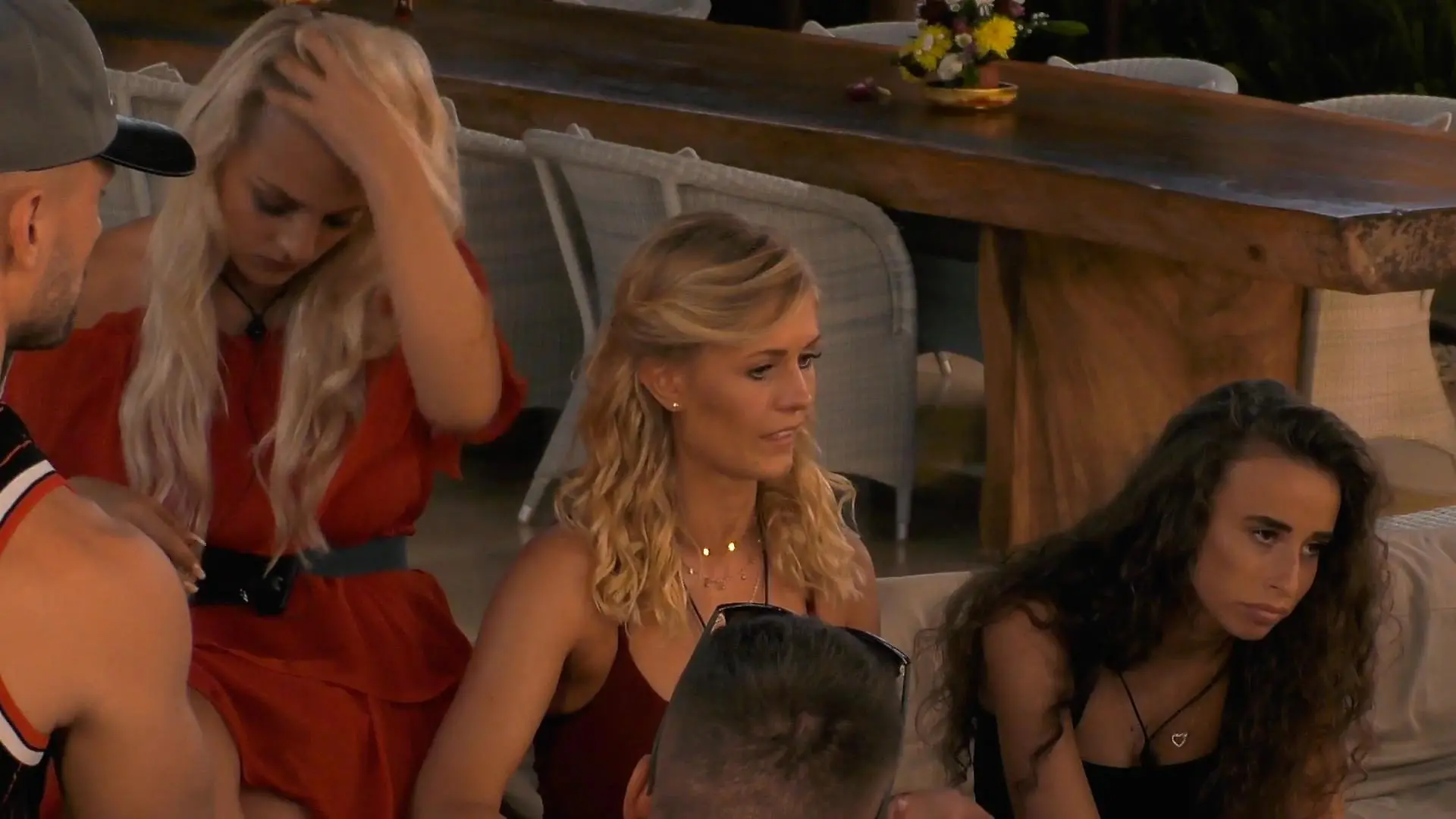 Hanna schüttet den Single-Männern ihr Herz aus Temptation Island 2020