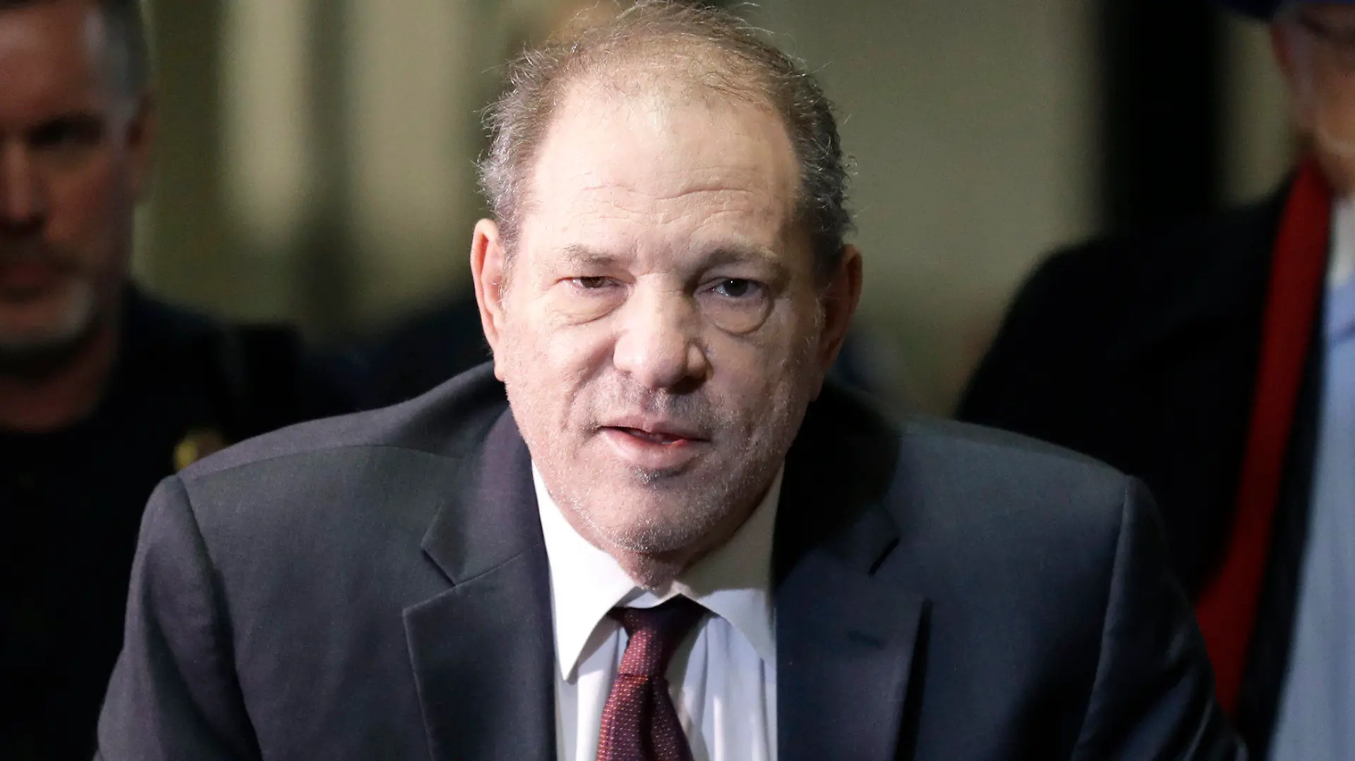 ARCHIV - 20.02.2020, USA, New York: Der frühere Hollywood-Produzent Harvey Weinstein kommt am 20.02.2020 in einem Gerichtsgebäude in Manhattan zu seinem Vergewaltigungsprozess in New York an. Harvey Weinstein (67) ist wegen Sexualverbrechen zu 23 Jahren Haft verurteilt worden. Foto: Seth Wenig/AP/dpa +++ dpa-Bildfunk +++