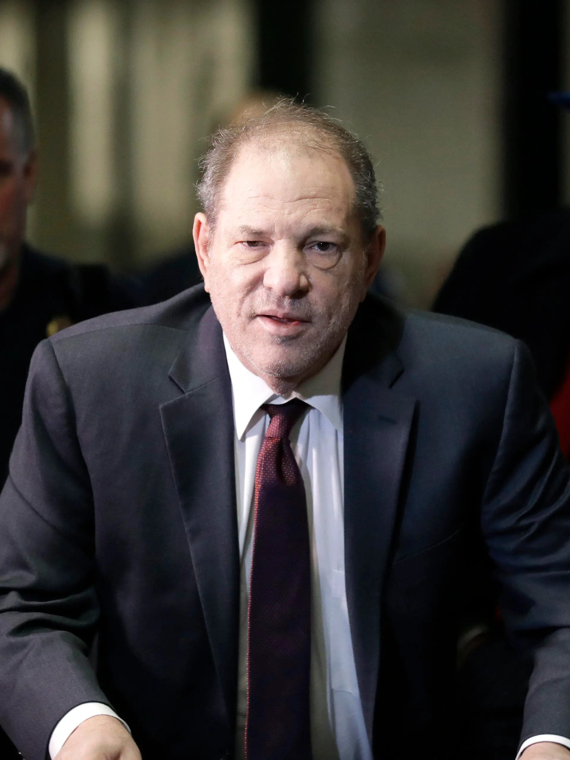 ARCHIV - 20.02.2020, USA, New York: Der frühere Hollywood-Produzent Harvey Weinstein kommt am 20.02.2020 in einem Gerichtsgebäude in Manhattan zu seinem Vergewaltigungsprozess in New York an. Harvey Weinstein (67) ist wegen Sexualverbrechen zu 23 Jahren Haft verurteilt worden. Foto: Seth Wenig/AP/dpa +++ dpa-Bildfunk +++