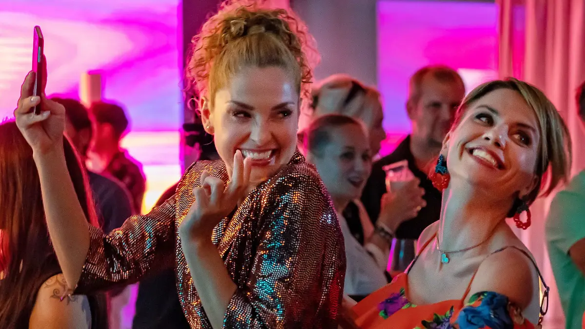 Katrin (Ulrike Frank) bemerkt, dass Maren (Eva Mona Rodekirchen) den anderen ihr Geheimnis verraten hat.
Die Verwendung des sendungsbezogenen Materials ist nur mit dem Hinweis und Verlinkung auf TVNOW gestattet.