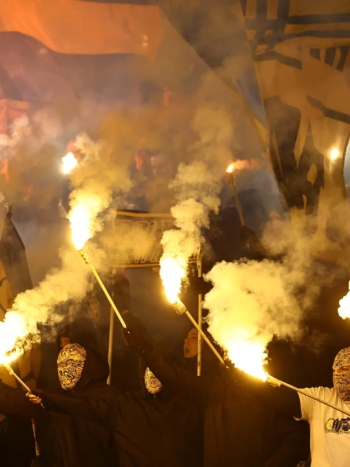 10.03.2023, Bayern, Nürnberg: Fußball: 2. Bundesliga, 1. FC Nürnberg - Eintracht Braunschweig, 24. Spieltag im Max-Morlock-Stadion. Fans von Eintracht Braunschweig brennen Pyrotechnik ab. Foto: Daniel Karmann/dpa - WICHTIGER HINWEIS: Gemäß den Vorgaben der DFL Deutsche Fußball Liga bzw. des DFB Deutscher Fußball-Bund ist es untersagt, in dem Stadion und/oder vom Spiel angefertigte Fotoaufnahmen in Form von Sequenzbildern und/oder videoähnlichen Fotostrecken zu verwerten bzw. verwerten zu lassen. +++ dpa-Bildfunk +++
