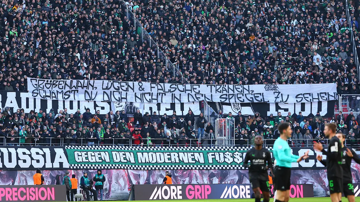 RB Leipzig - Moenchengladbach / 11.03.2023 Leipzig, 11.03.2023, Red Bull Arena, Fussball, Bundesliga, Spieltag 24 , RB Leipzig vs. VFL Borussia Mönchengladbach , Im Bild: Borussia Fans kontra Max Eberl, Ex-Gladbach jetzt RB Leipzig Sportvorstand , *** RB Leipzig Moenchengladbach 11 03 2023 Leipzig, 11 03 2023, Red Bull Arena, Football, Bundesliga, Matchday 24 , RB Leipzig vs VFL Borussia Mönchengladbach , In the picture Borussia fans contra Max Eberl, ex Gladbach now RB Leipzig sports director , Picture Point