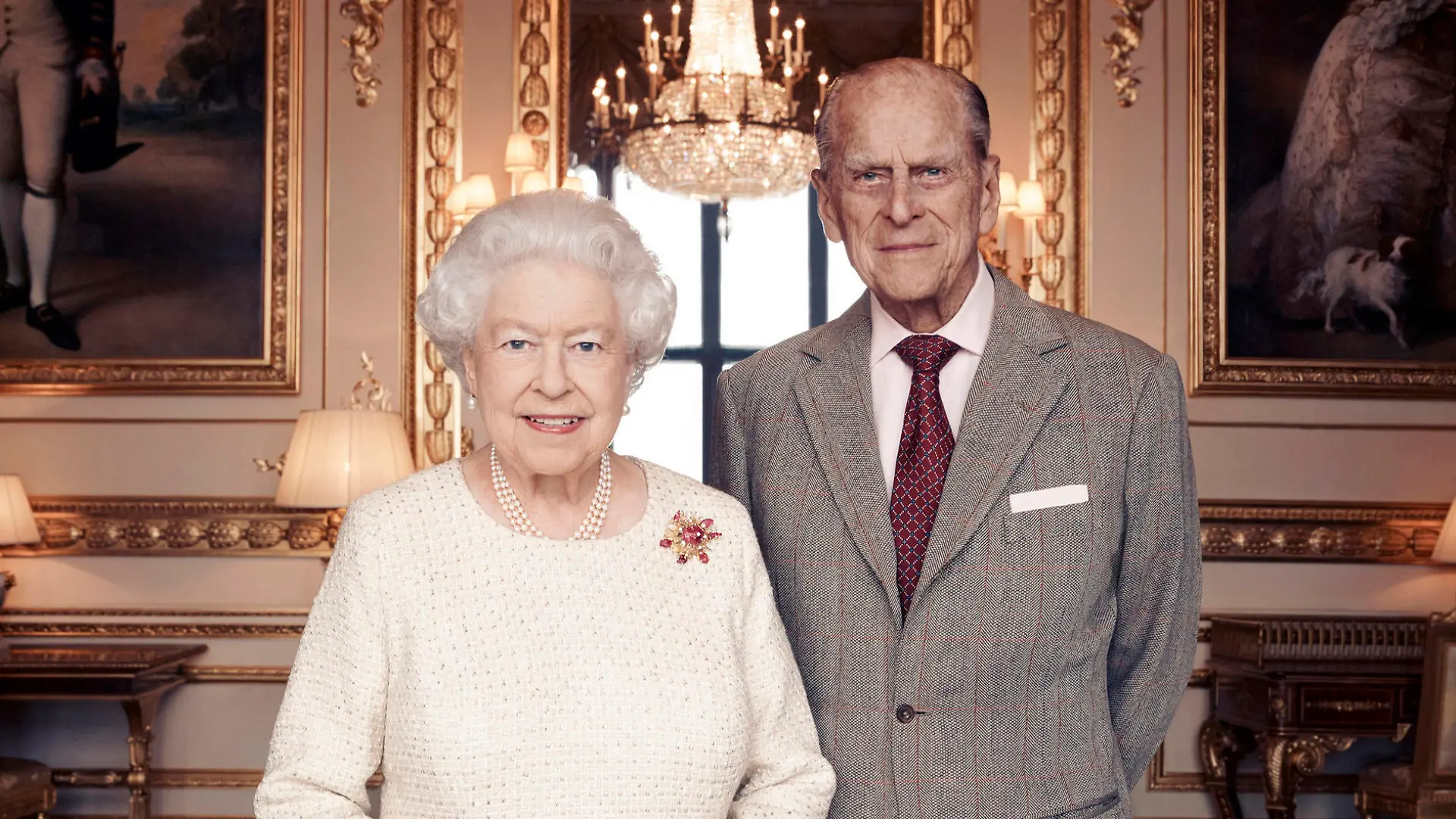 HANDOUT - Das anlässlich des 70. Hochzeitstags von Königin Elizabeth II. und Prinz Philip von der Agentur Camera Press veröffentlichte Foto zeigt das Ehepaar Anfang November 2017 im White Drawing Room in Windsor Castle in Windsor (Großbritannien). Die damalige Prinzessin Elizabeth und Leutnant Philip Mountbatten von der Royal Navy gaben sich am 20.11..1947 das Jawort. (zu dpa-Korr "Die Queen und ihr Traumprinz feiern 70 Jahre Ehe ohne Skandale" vom 19.11.2017) AP PROVIDES ACCESS TO THIS THIRD PARTY PHOTO SOLELY TO ILLUSTRATE NEWS REPORTING OR COMMENTARY ON FACTS DEPICTED IN IMAGE; MUST BE USED WITHIN 14 DAYS FROM TRANSMISSION; NO ARCHIVING; NO LICENSING; MANDATORY CREDIT Foto: Matt Holyoak/Camerapress/PA/AP/dpa +++(c) dpa - Bildfunk+++