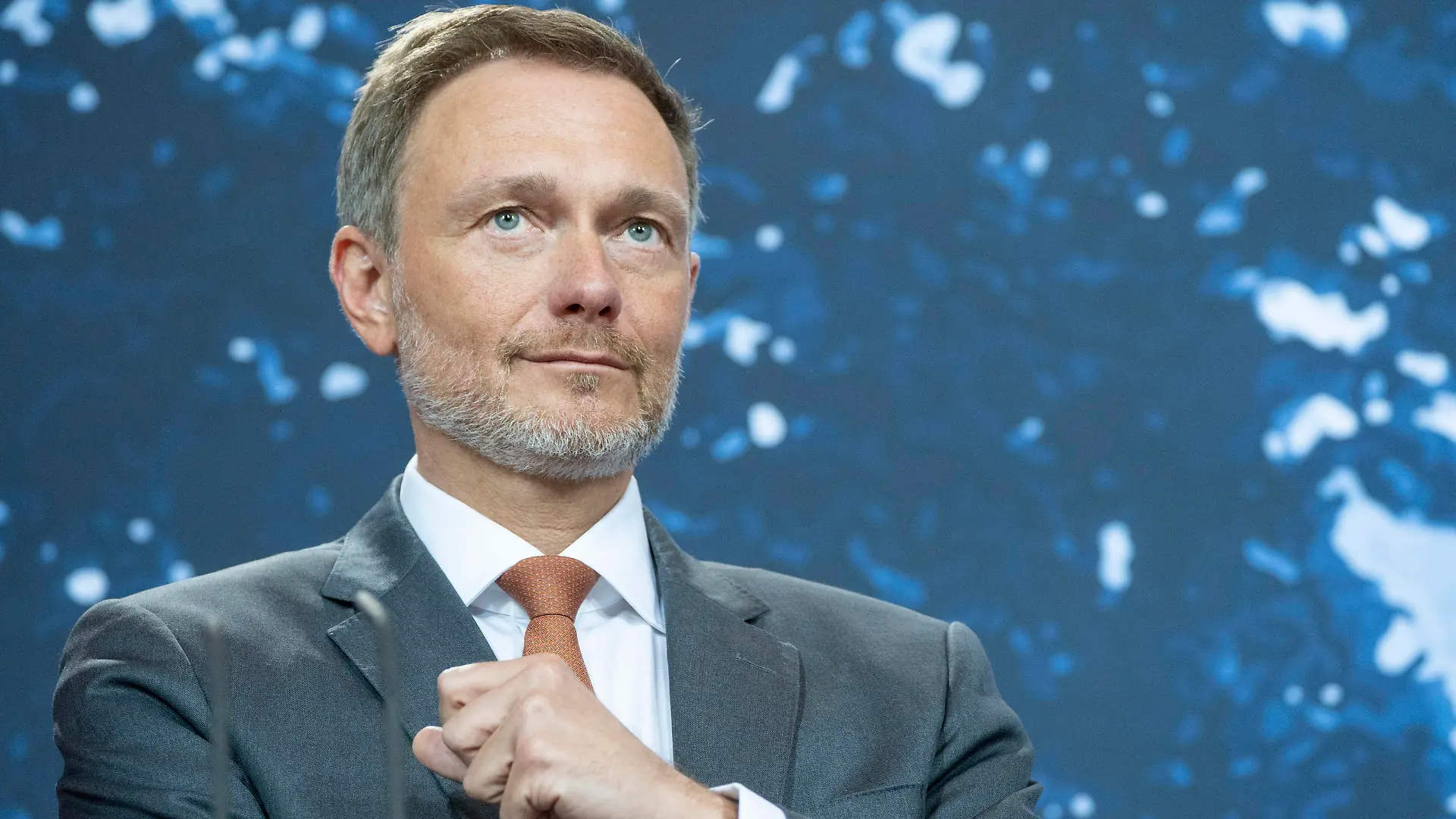 Zweitägige Klausurtagung der Bundesregierung auf Schloss Meseberg Tag 2 - Abschlusspressekonferenz - Christian Lindner, Bundesfinanzminister der FinanzenZweitägige Klausurtagung der Bundesregierung auf Schloss Meseberg Tag 2 - Abschlusspressekonferenz - Christian Lindner, Bundesfinanzminister der Finanzen, Meseberg Brandenburg Deutschland Schloss Meseberg *** Two-day closed meeting of the Federal Government at Meseberg Castle Day 2 Final Press Conference Christian Lindner, Federal Minister of Finance Two-day closed meeting of the Federal Government at Meseberg Castle Day 2 Final Press Conference Christian Lindner, Federal Minister of Finance, Meseberg Brandenburg Germany Meseberg Castle