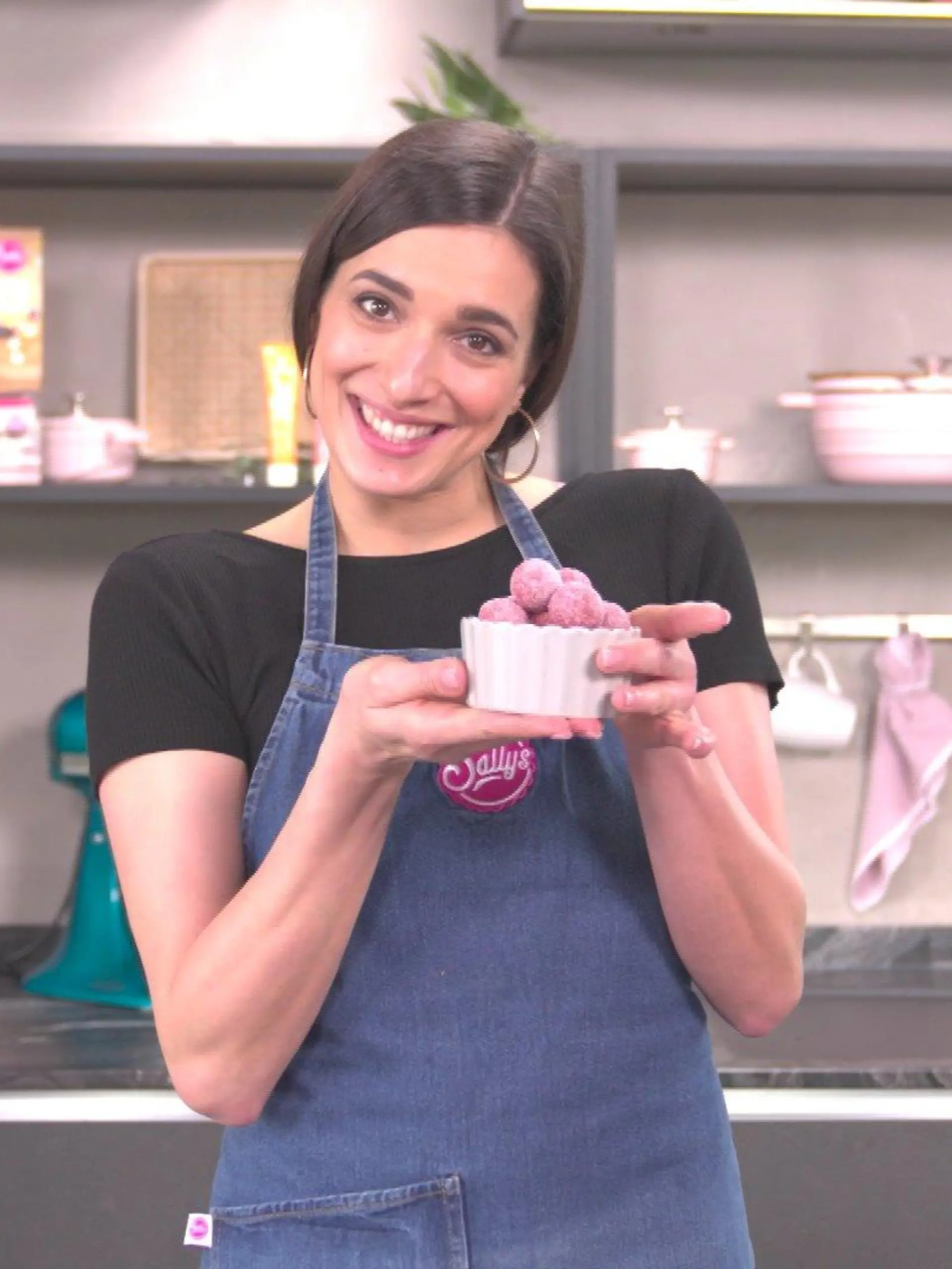 Sally Özcan zeigt uns, wie wir köstliche Energy Balls selbst machen.
