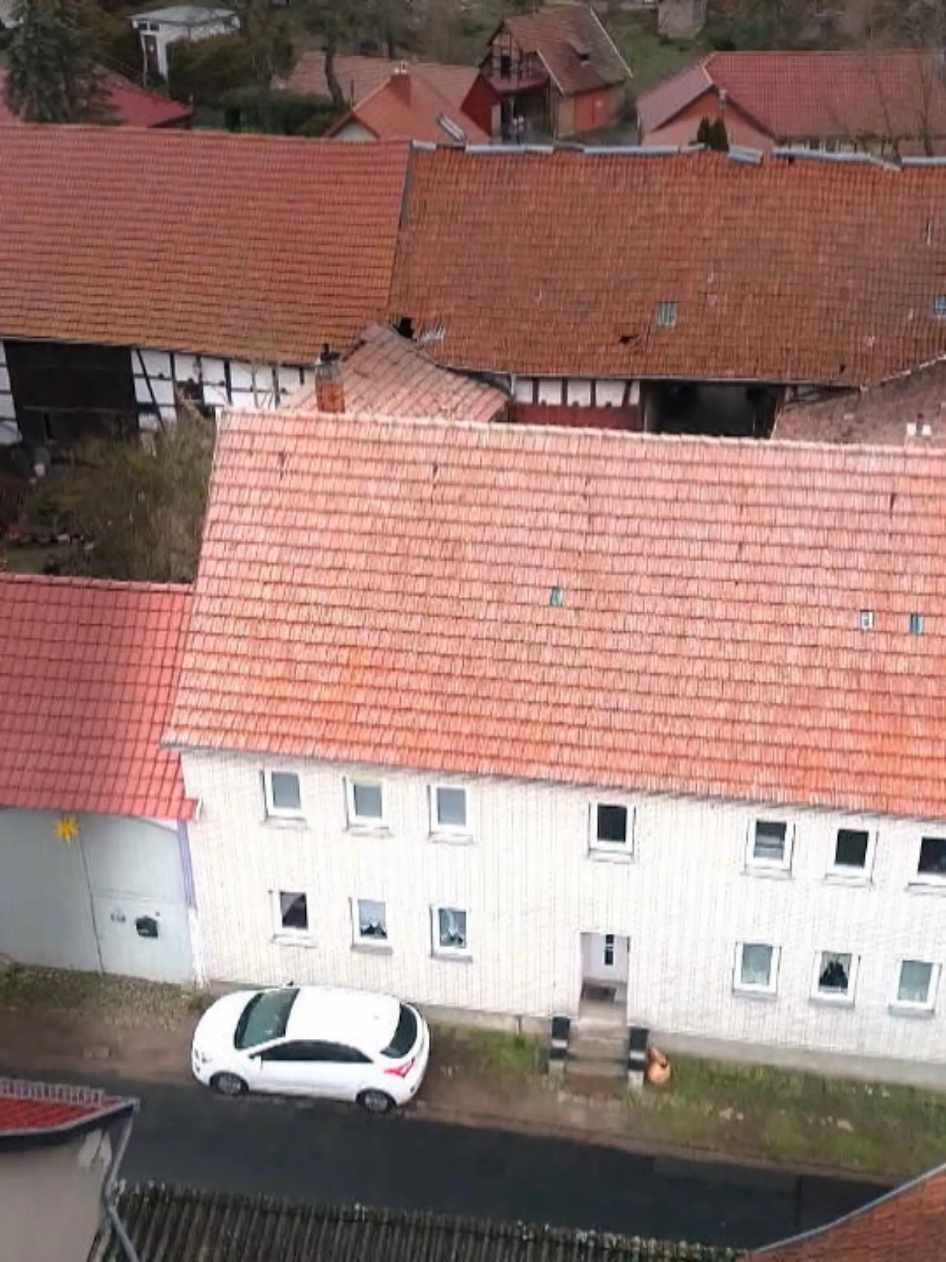 Judith Hellmund will das Haus ihrer Großeltern verkaufen, das man ihr vererbt hat. Für 100.000 Euro schließt sie einen Vertrag mit Familie W. Doch diese hatte scheinbar nie die Absicht, zu zahlen. Stattdessen nistet sich sich mit einem perfiden Trick in Judiths Haus ein. Warum selbst die Polizei keine Handhabe hat.